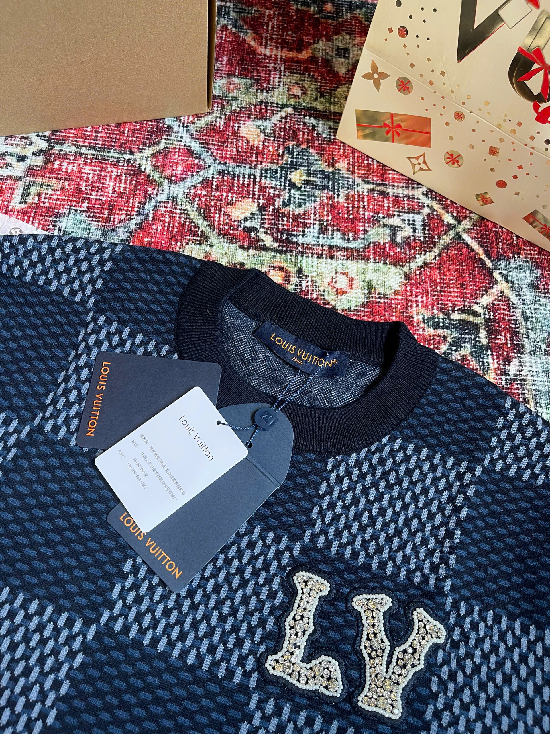 Áo phông T-shirt len Louis Vuitton LV Xanh than ô caro logo LV đính đá thêu ngực Like Auth on web NV