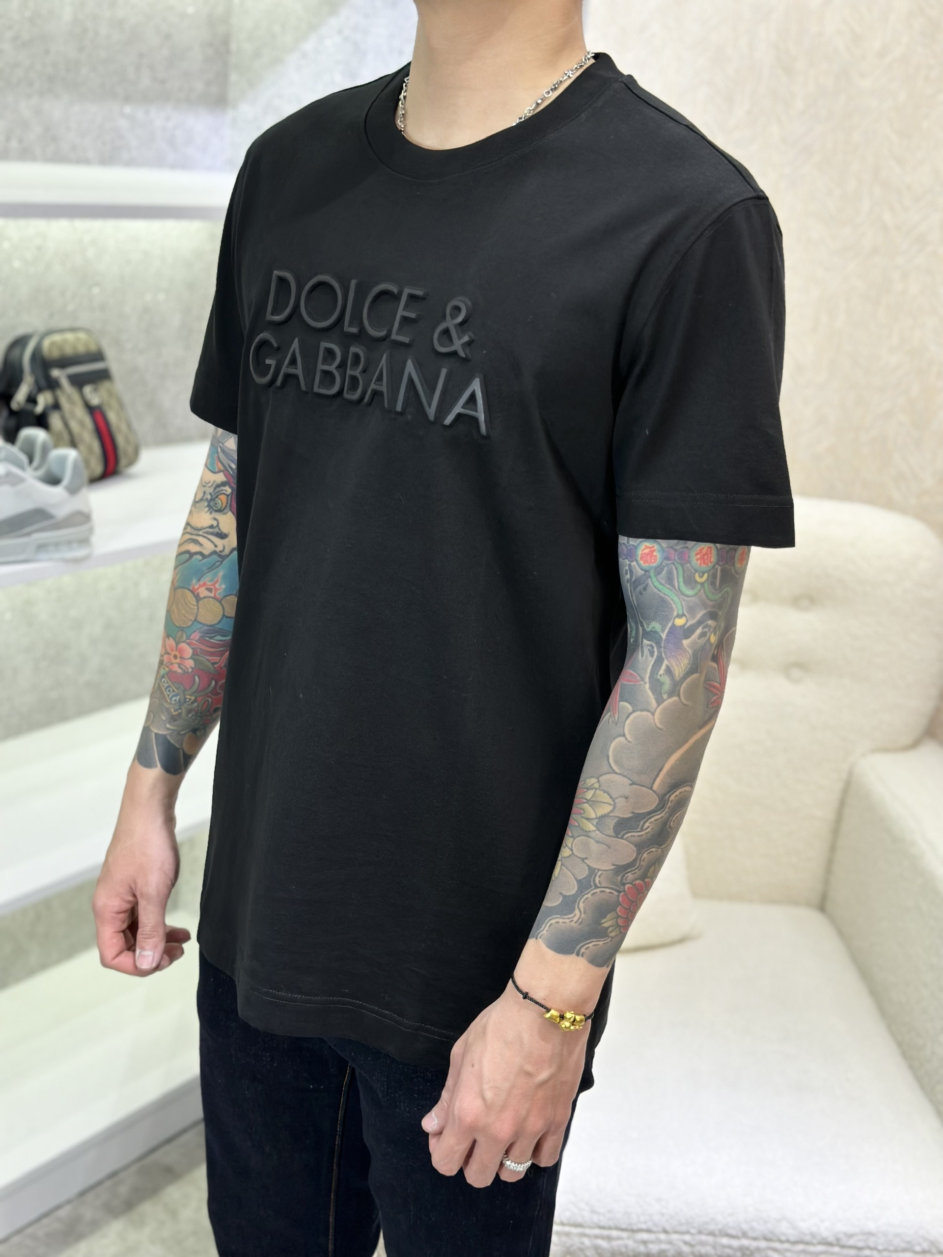 Áo phông T-shirt Dolce Gabbana DG Đen logo chữ nổi ngực Like Auth on web VTN