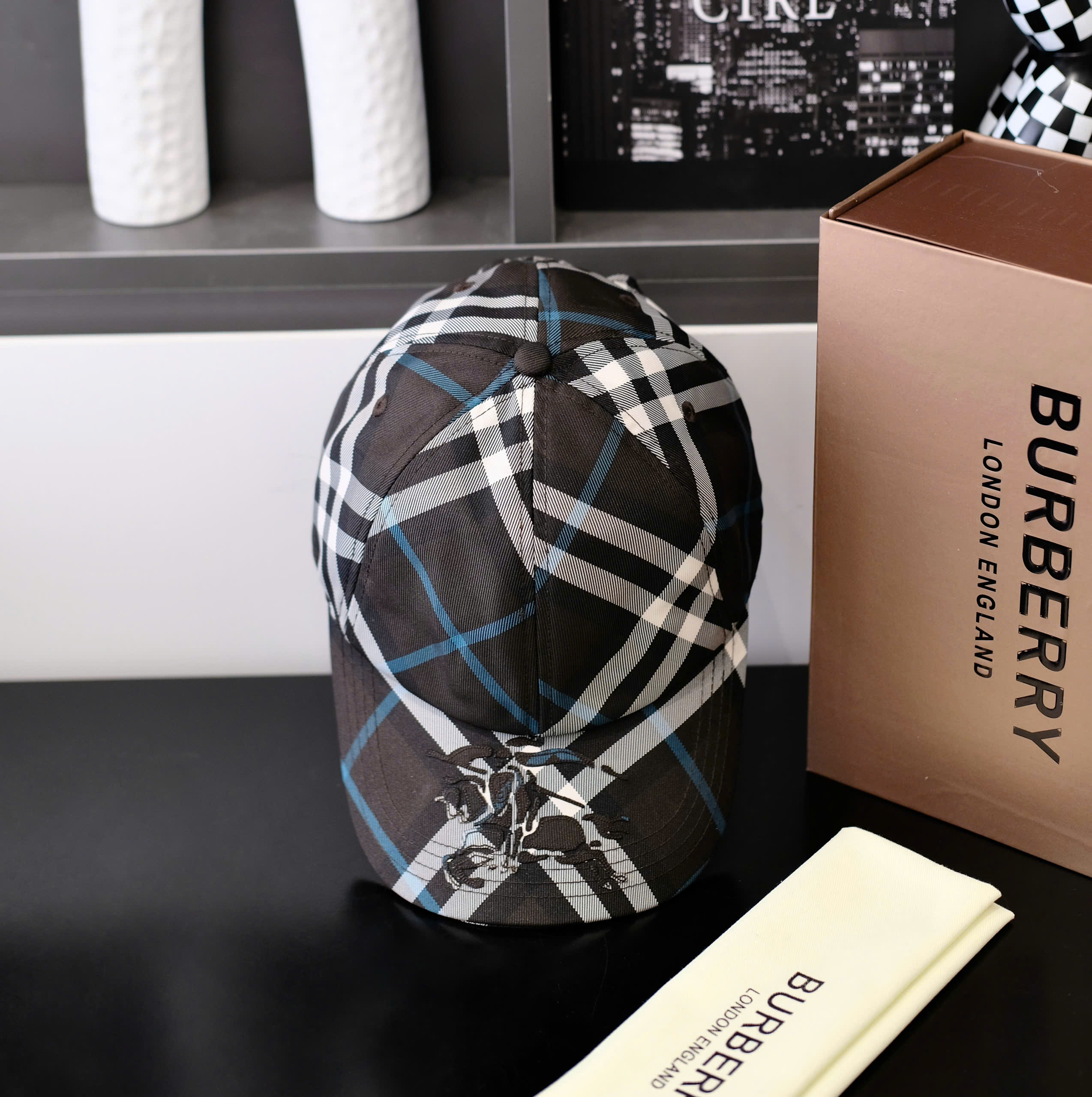 Mũ lưỡi trai, nón kết Burberry BBR Đen kẻ sọc logo ngựa thêu Like Auth fullbox DDT