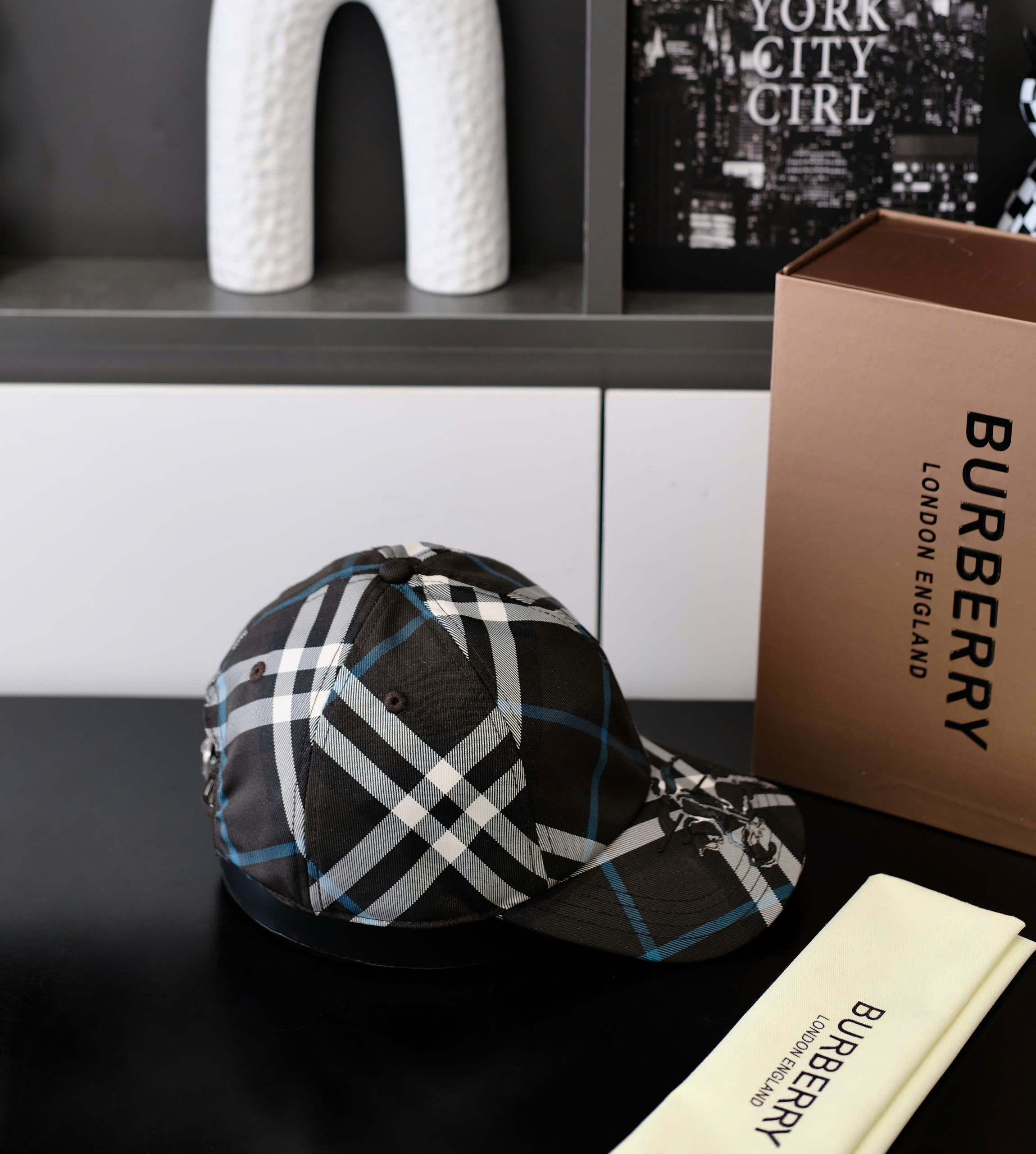Mũ lưỡi trai, nón kết Burberry BBR Đen kẻ sọc logo ngựa thêu Like Auth fullbox DDT