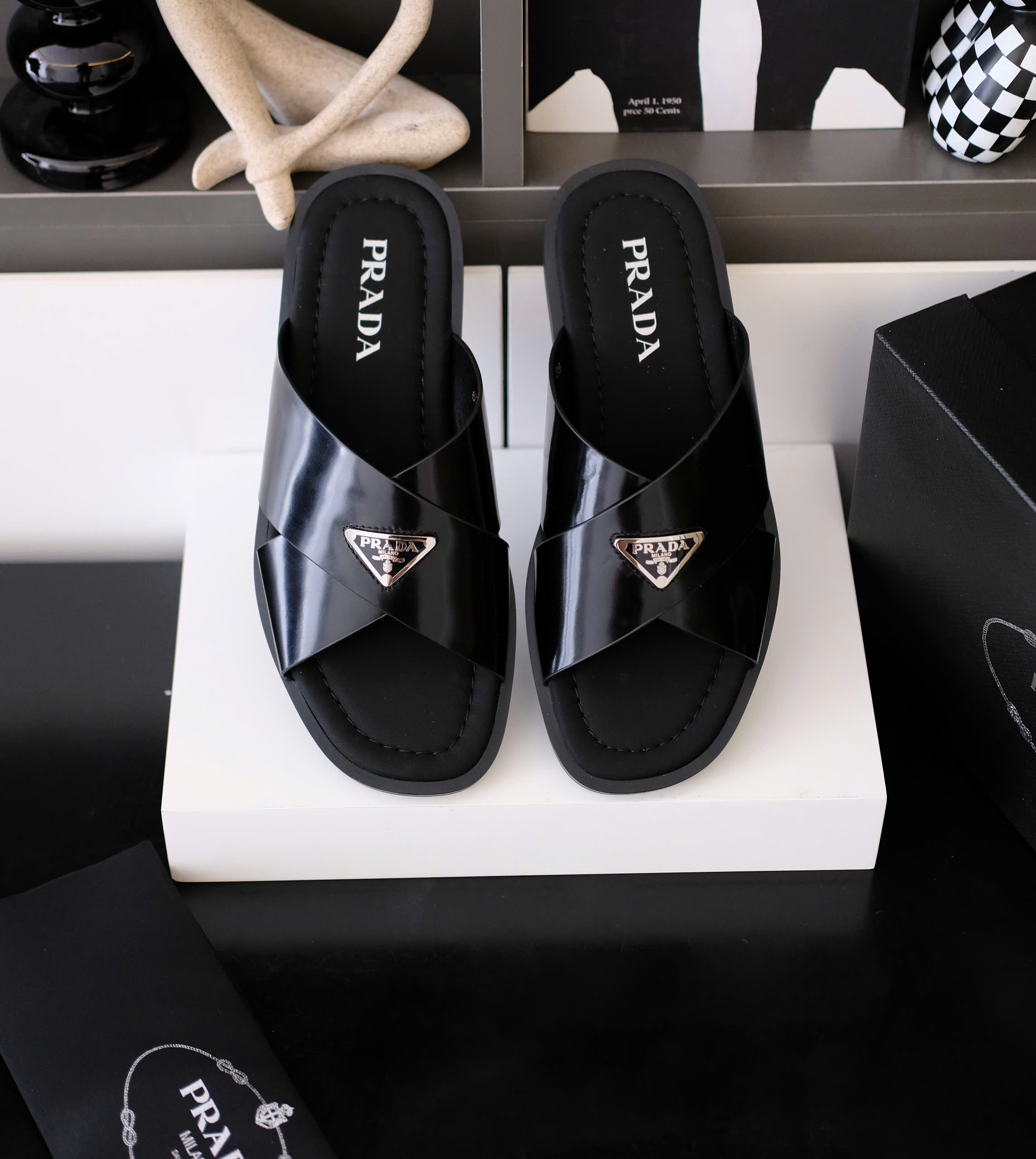 Dép lê quai chéo Prada P Đen bóng logo tag tam giác Like Auth fullbox DDT
