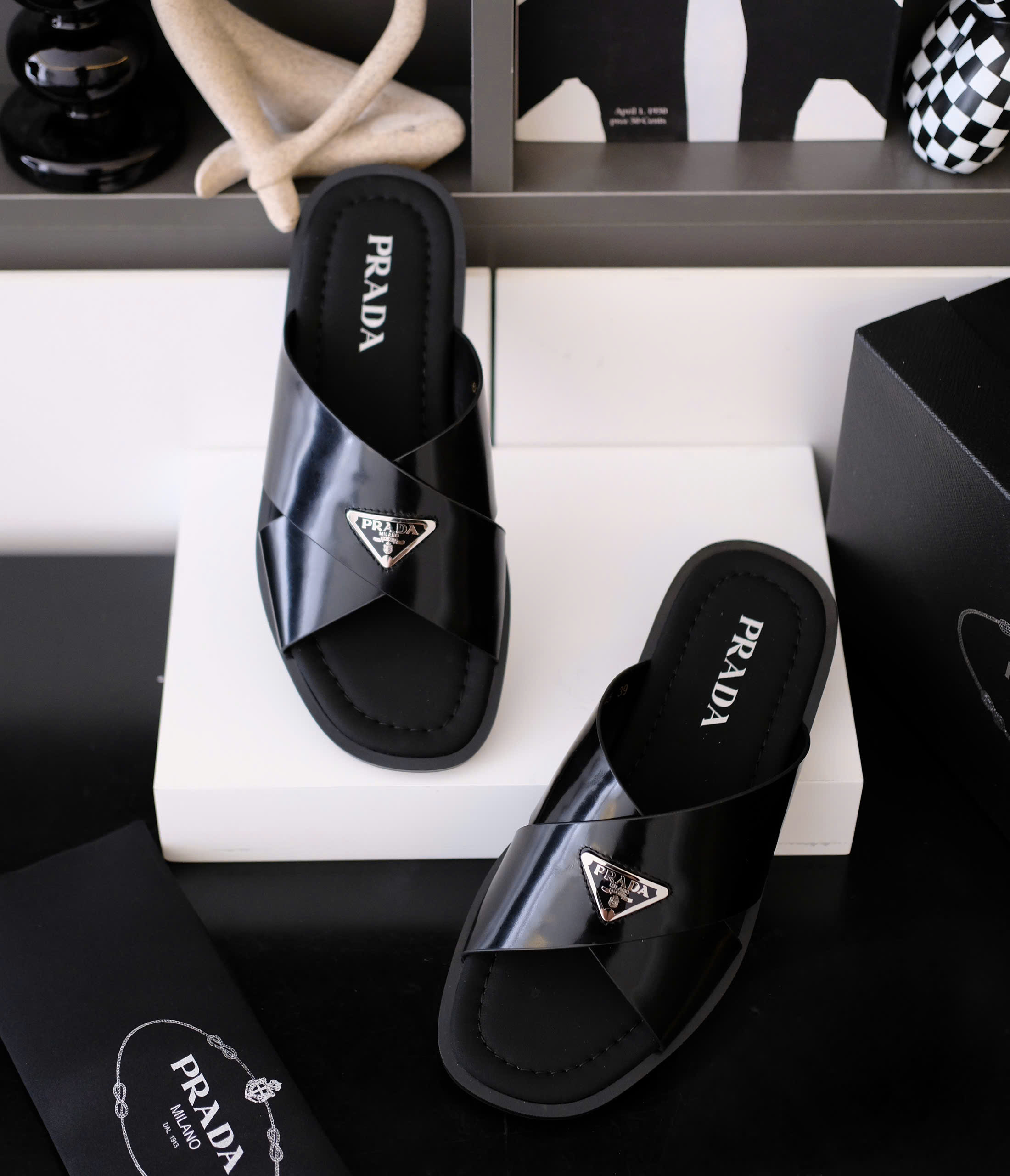 Dép lê quai chéo Prada P Đen bóng logo tag tam giác Like Auth fullbox DDT