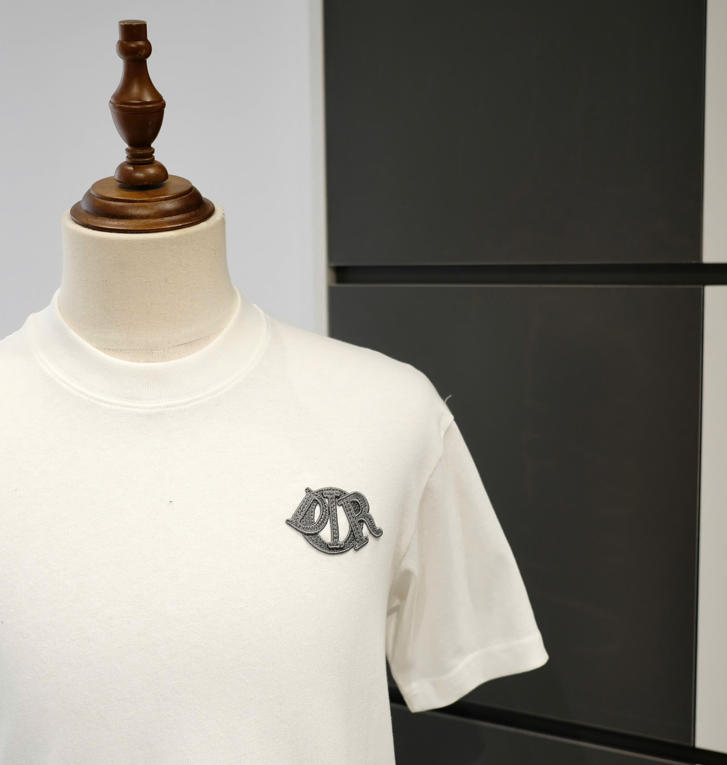 Áo phông T-shirt Dior CD Trắng logo chữ thêu nổi ngực Like Auth DDT