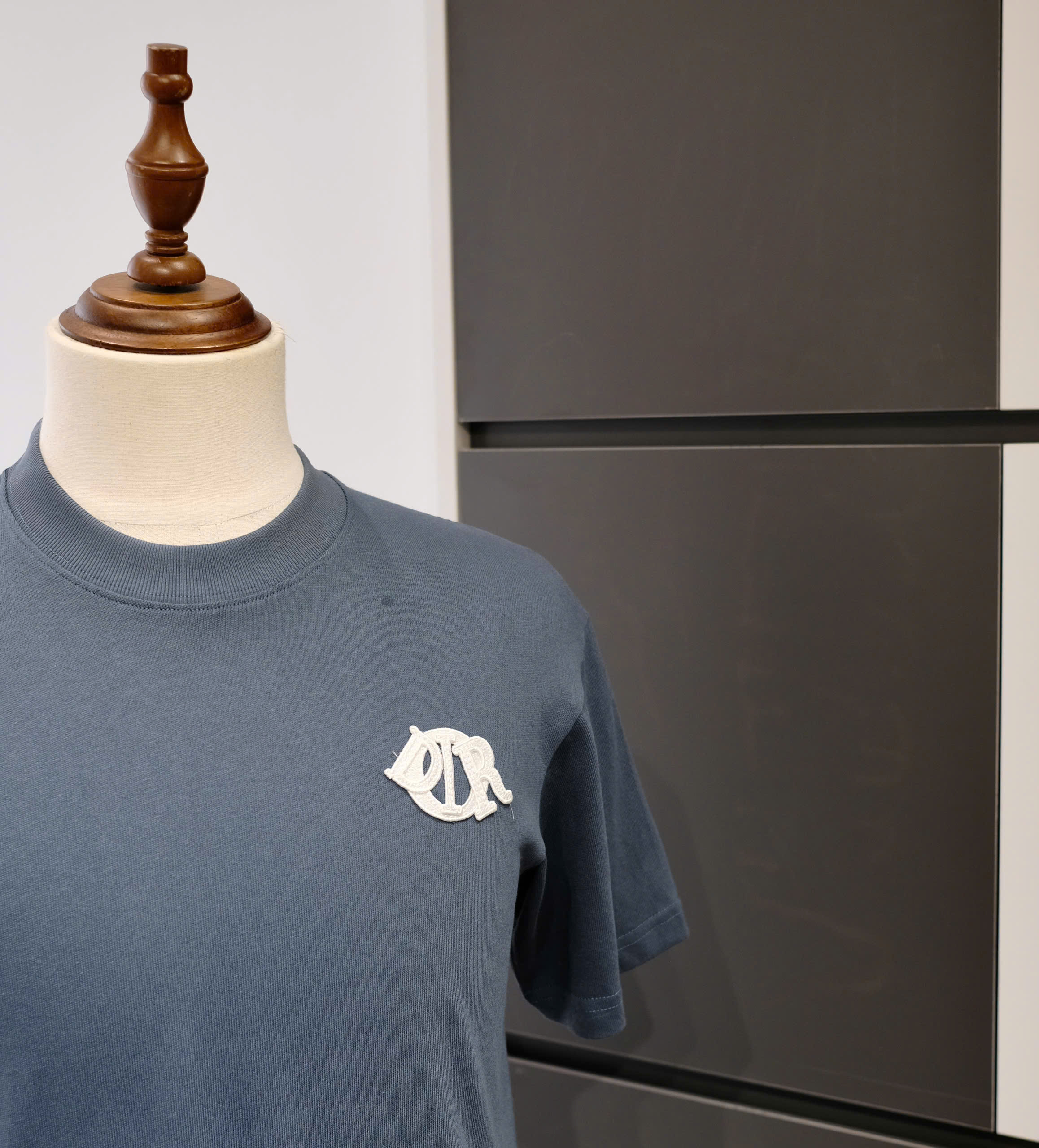 Áo phông T-shirt Dior CD Xanh than logo chữ thêu nổi ngực Like Auth DDT