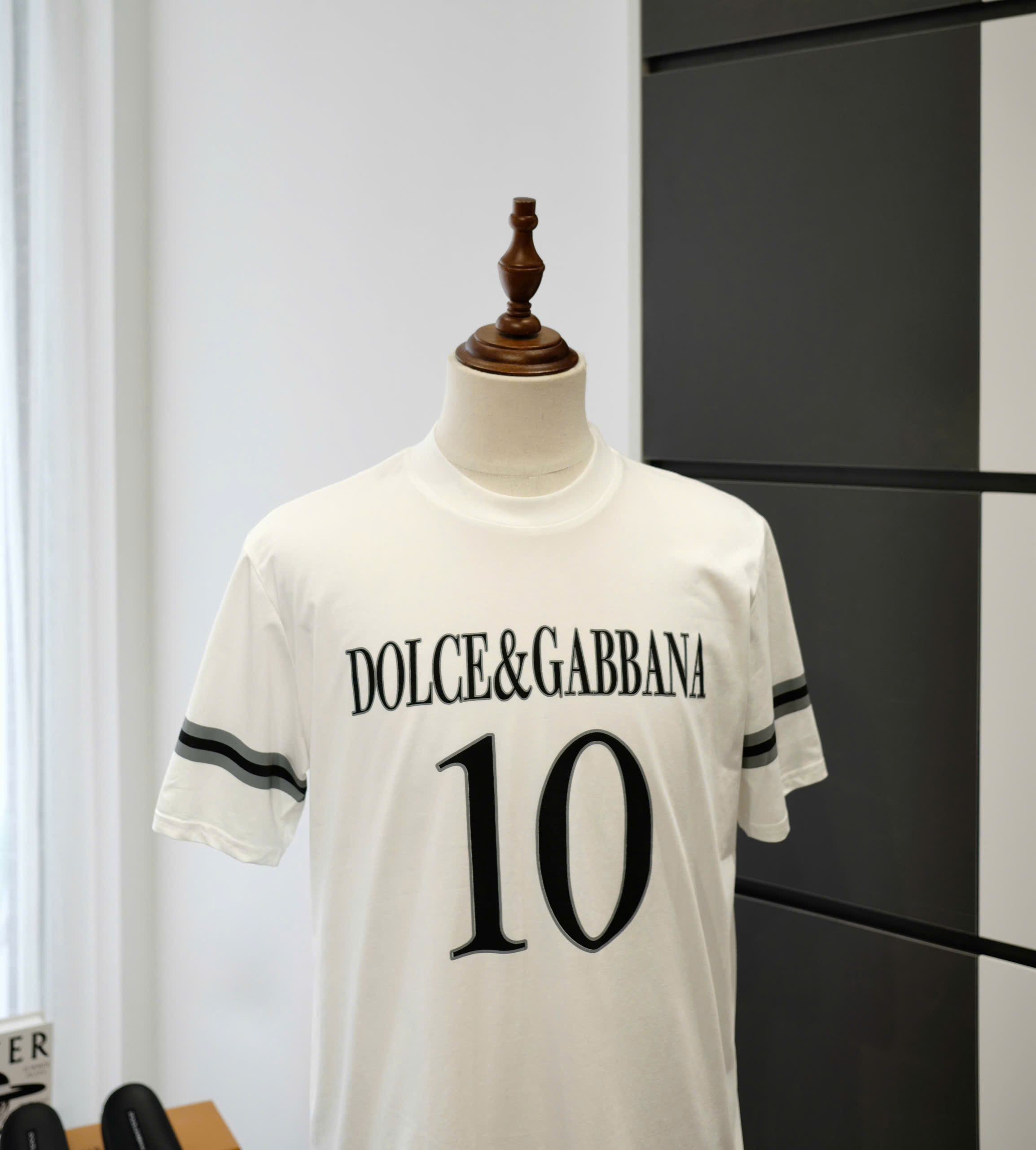 Áo phông T-shirt Dolce Gabbana DG Trắng logo chữ 10 kẻ sọc tay Đen Like Auth DDT