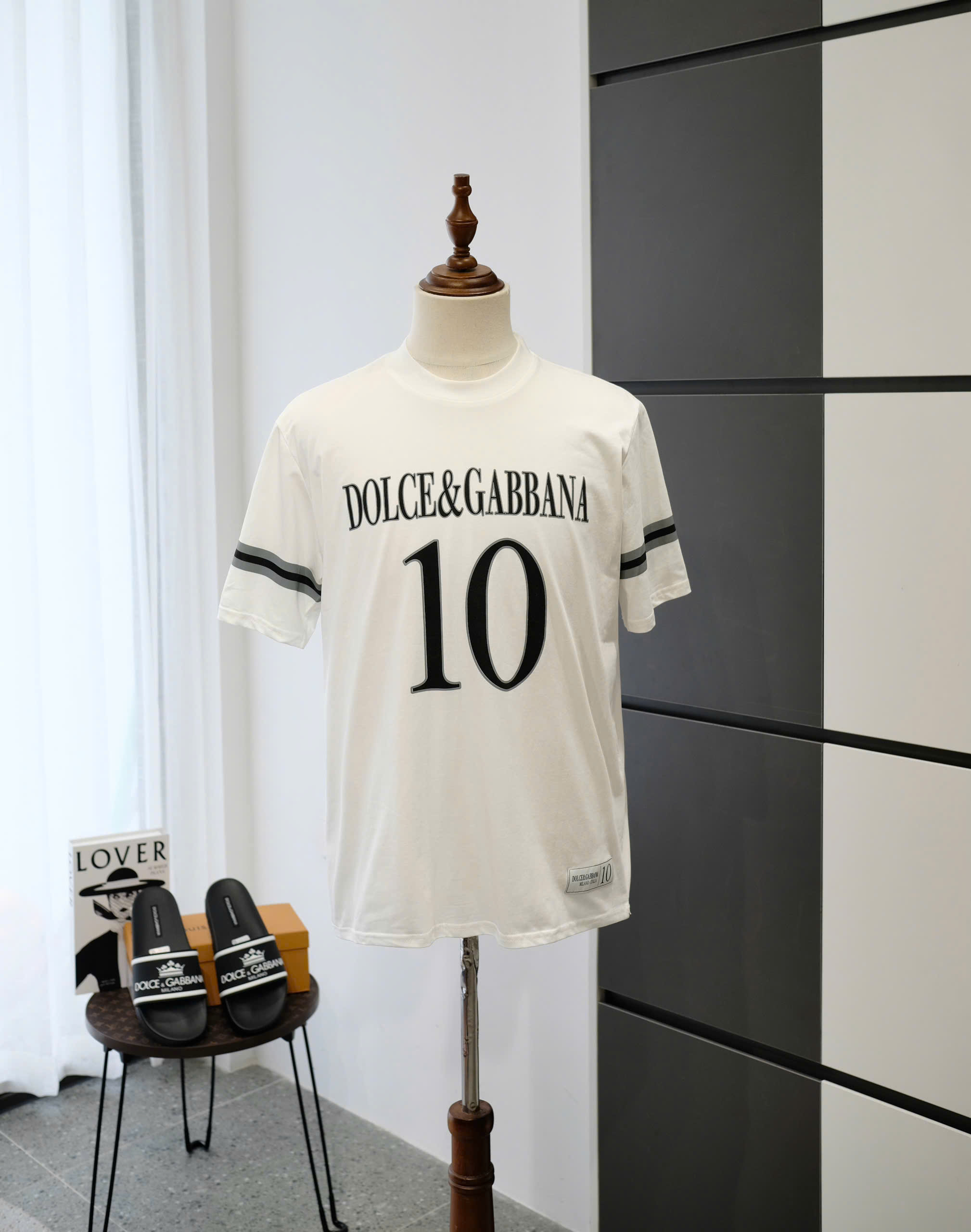 Áo phông T-shirt Dolce Gabbana DG Trắng logo chữ 10 kẻ sọc tay Đen Like Auth DDT