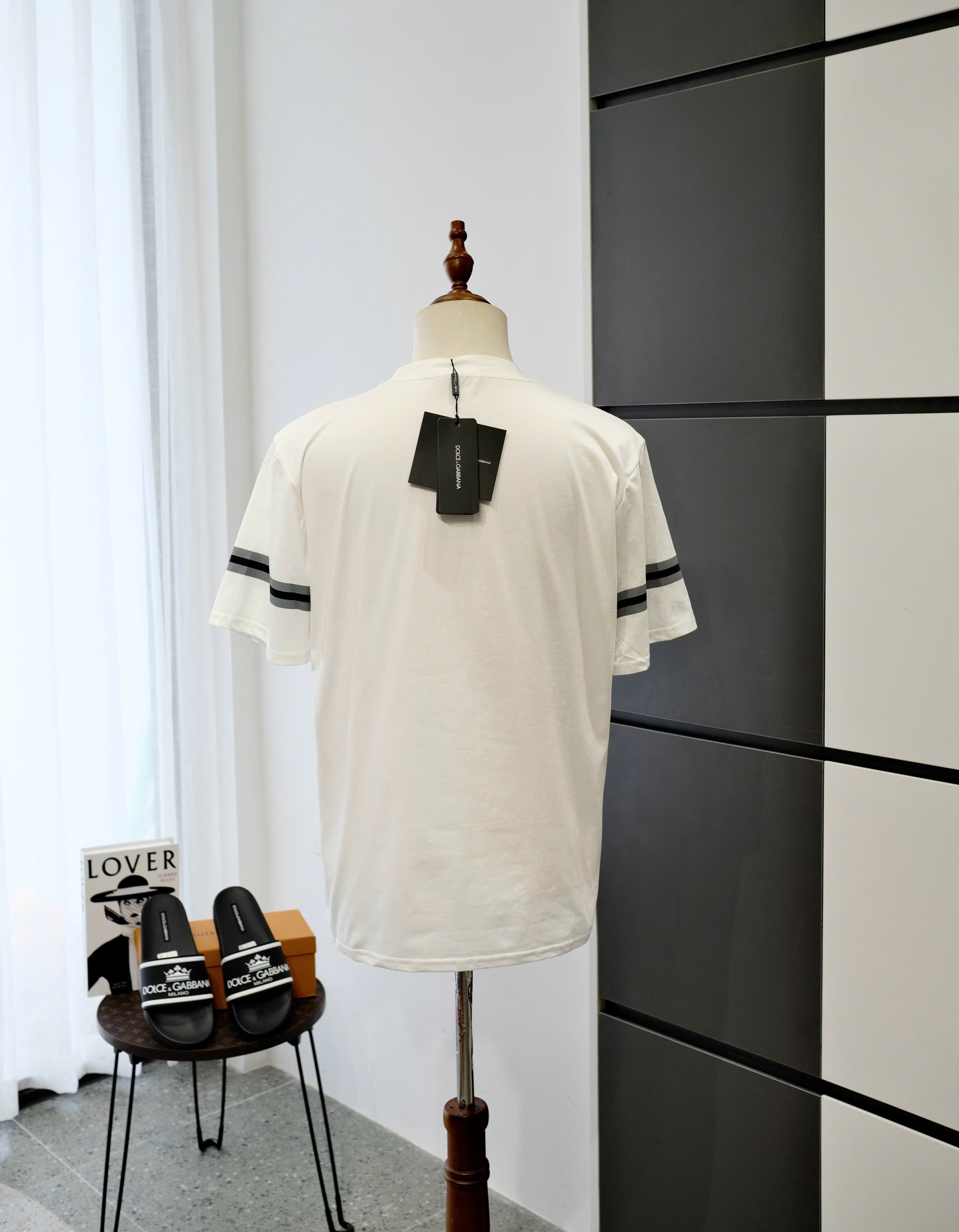 Áo phông T-shirt Dolce Gabbana DG Trắng logo chữ 10 kẻ sọc tay Đen Like Auth DDT