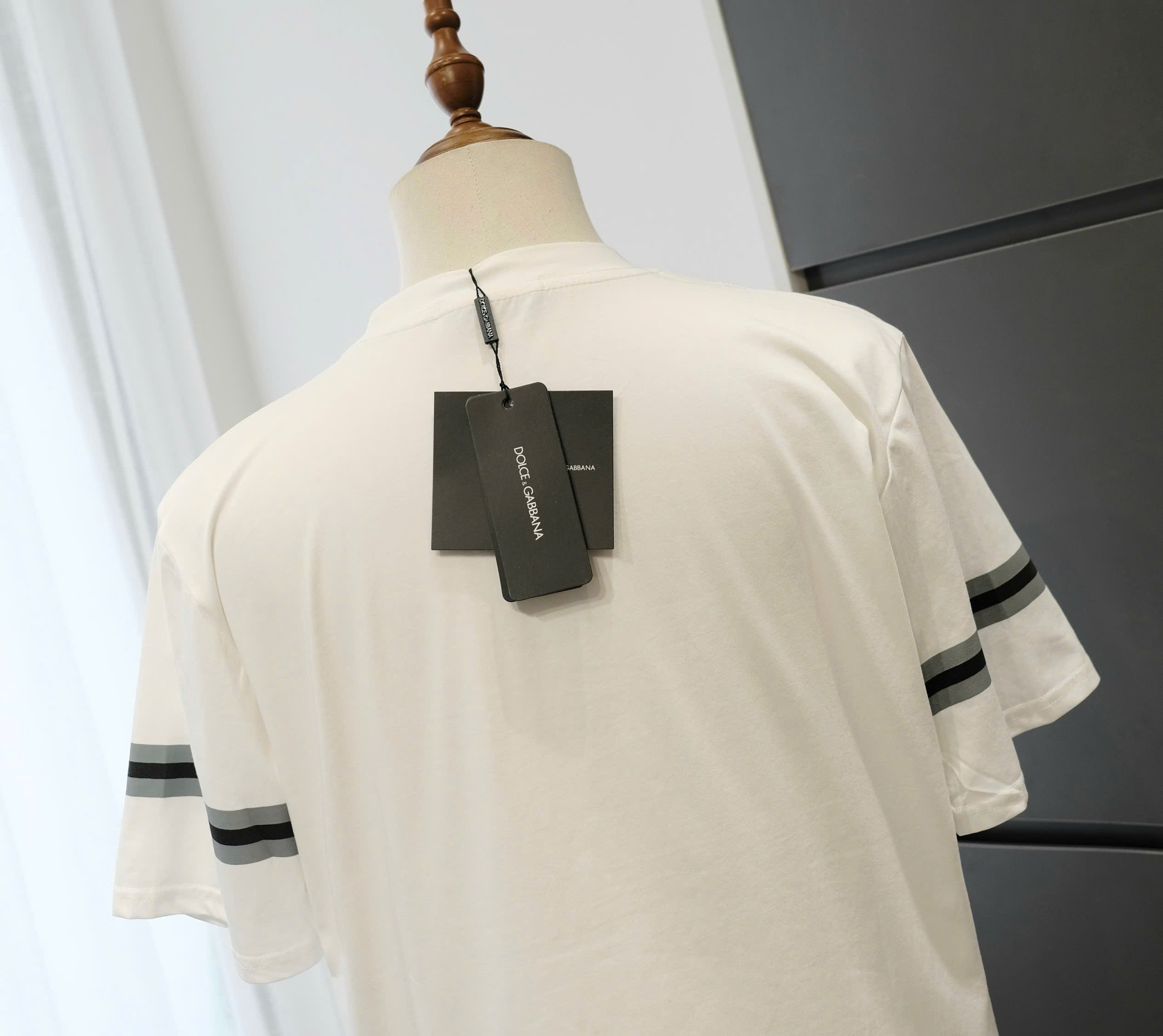 Áo phông T-shirt Dolce Gabbana DG Trắng logo chữ 10 kẻ sọc tay Đen Like Auth DDT