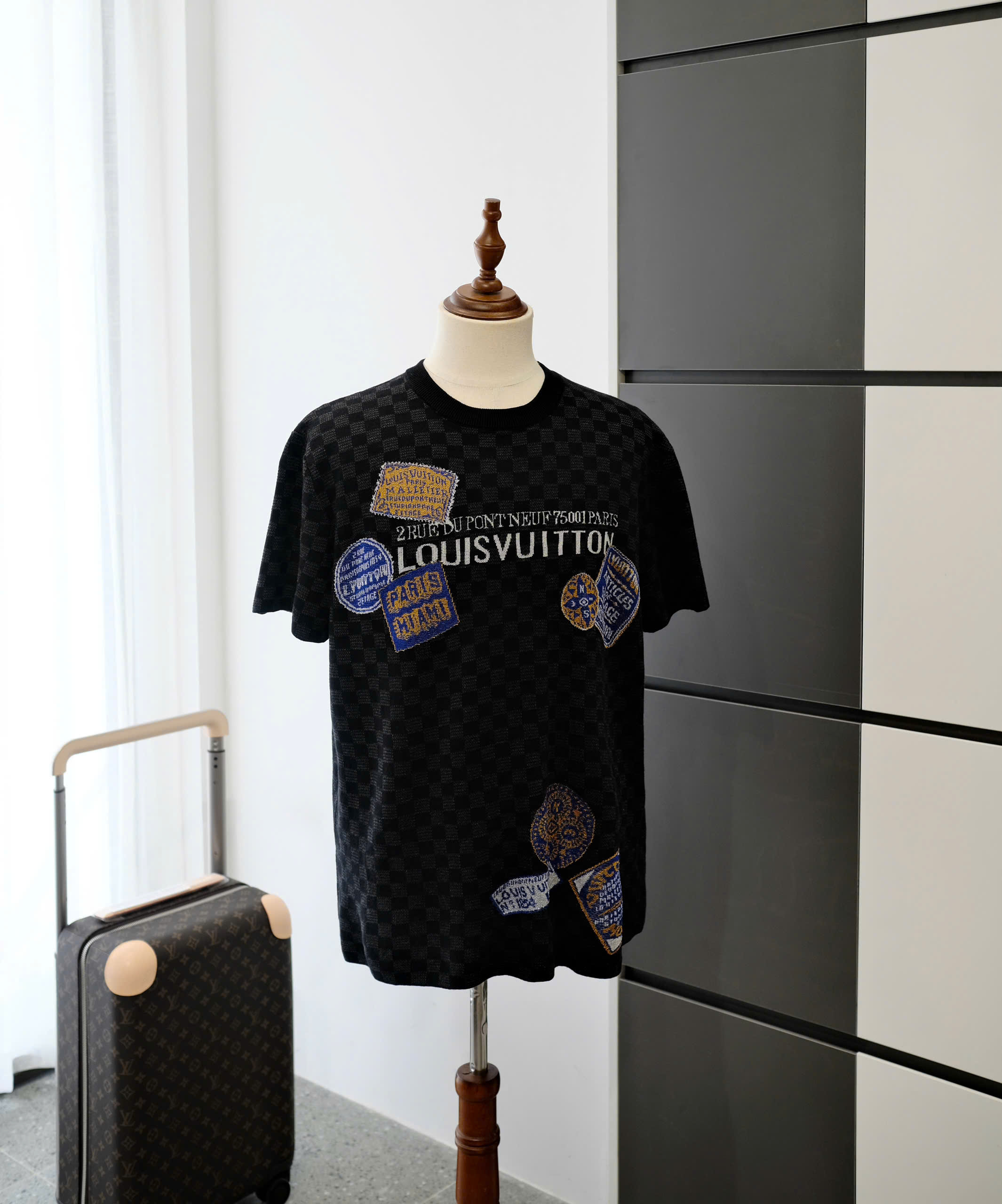 Áo phông T-shirt Louis Vuitton LV Đen caro họa tiết logo tem Like Auth DDT