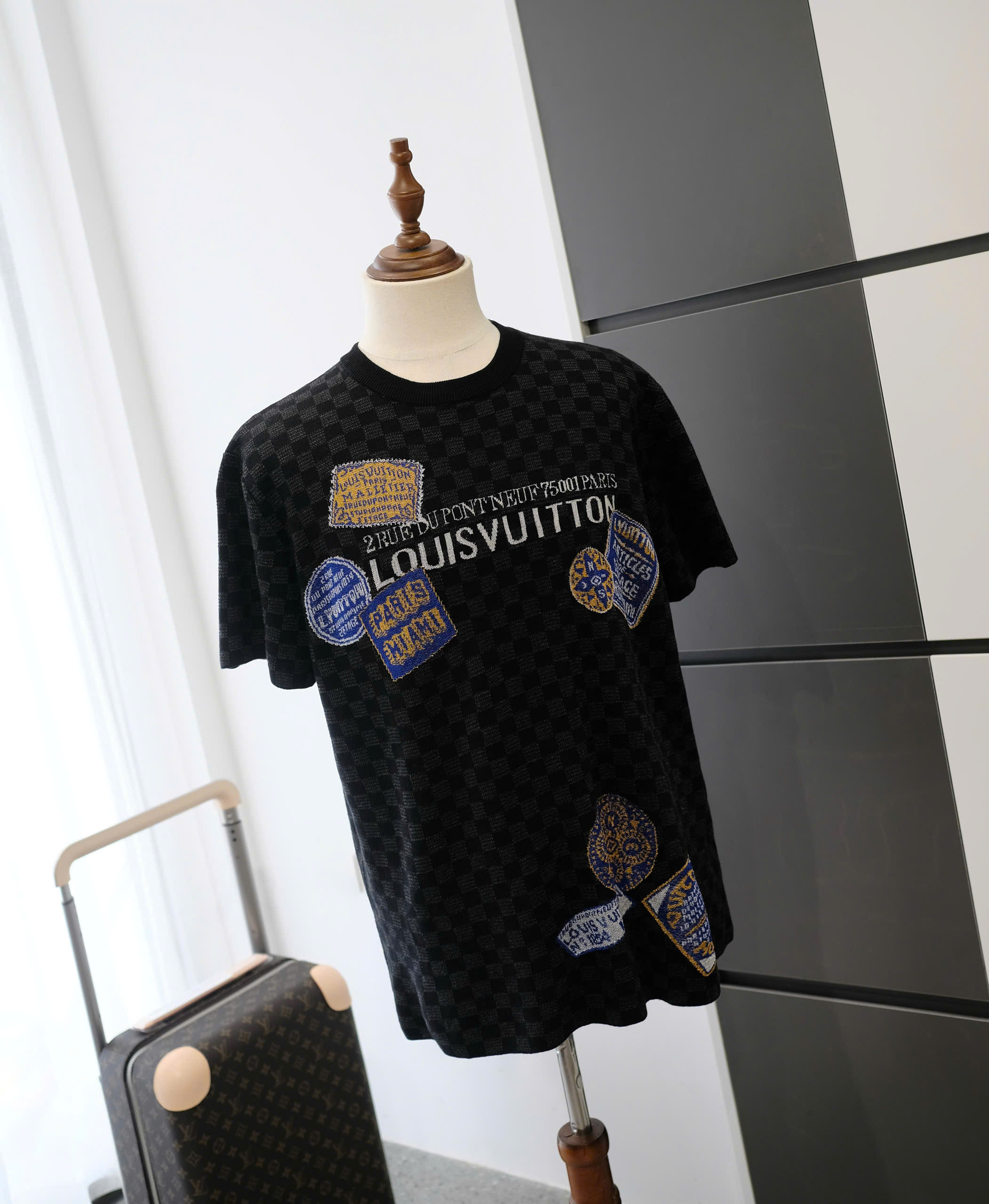 Áo phông T-shirt Louis Vuitton LV Đen caro họa tiết logo tem Like Auth DDT