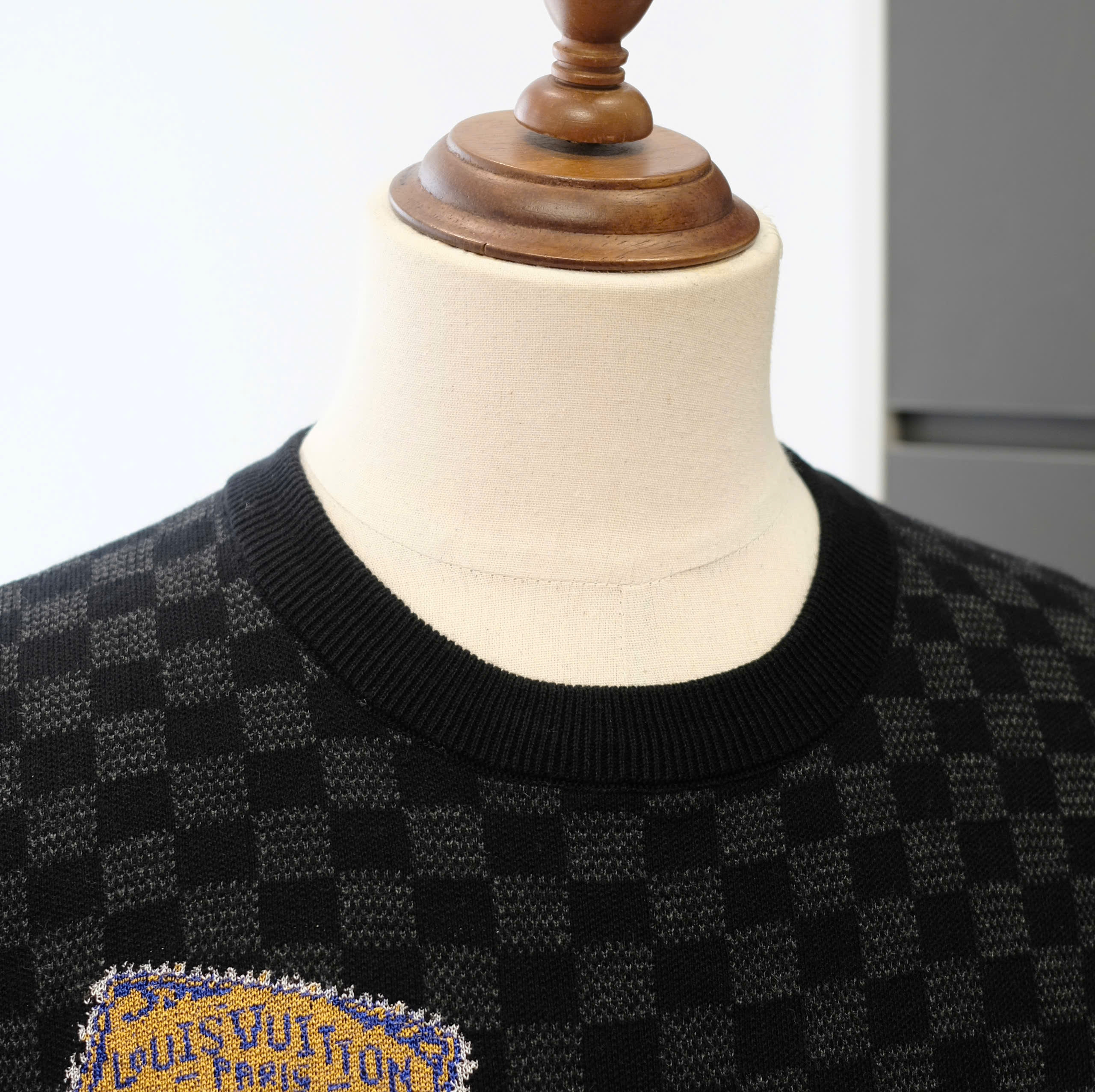 Áo phông T-shirt Louis Vuitton LV Đen caro họa tiết logo tem Like Auth DDT