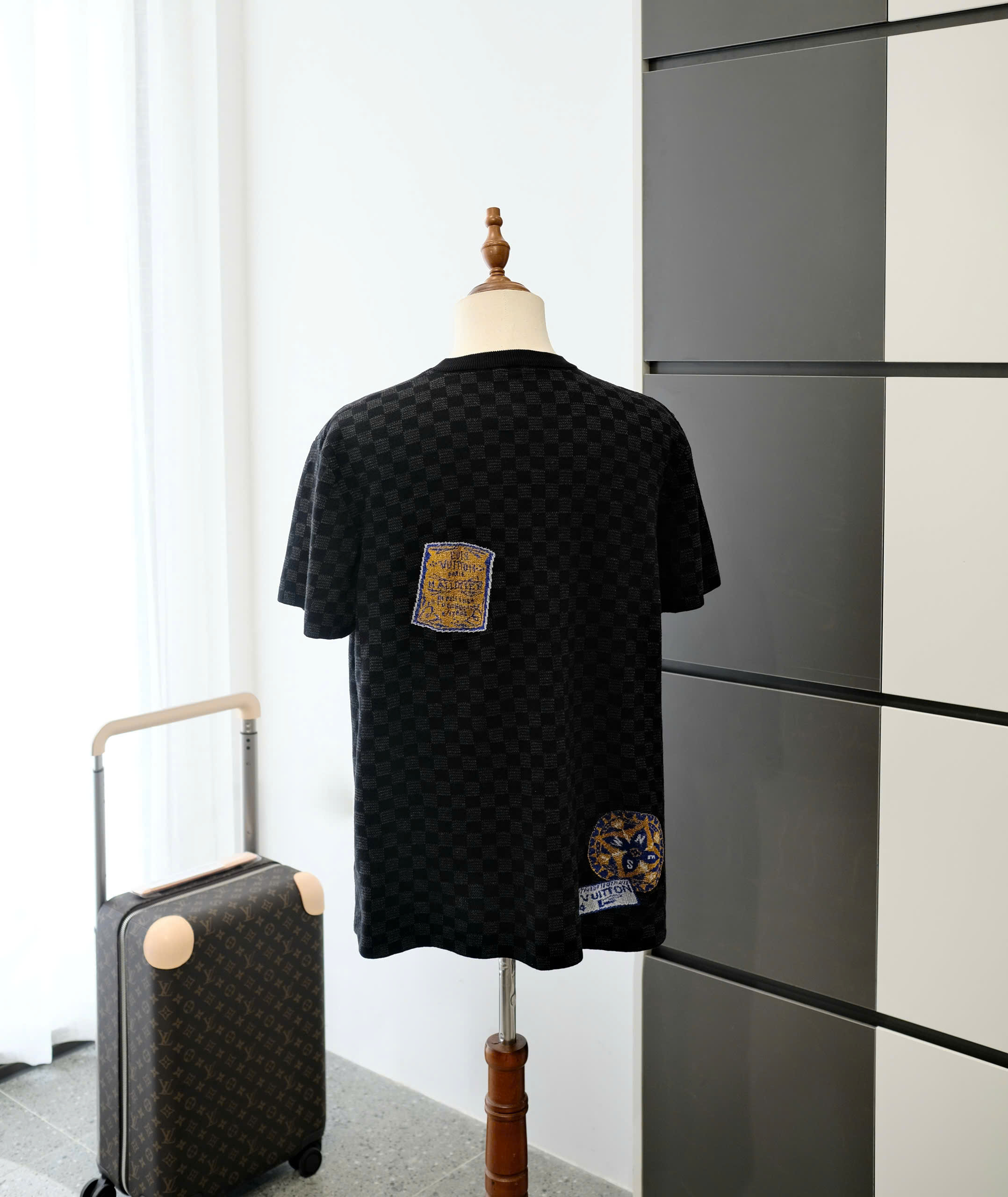 Áo phông T-shirt Louis Vuitton LV Đen caro họa tiết logo tem Like Auth DDT