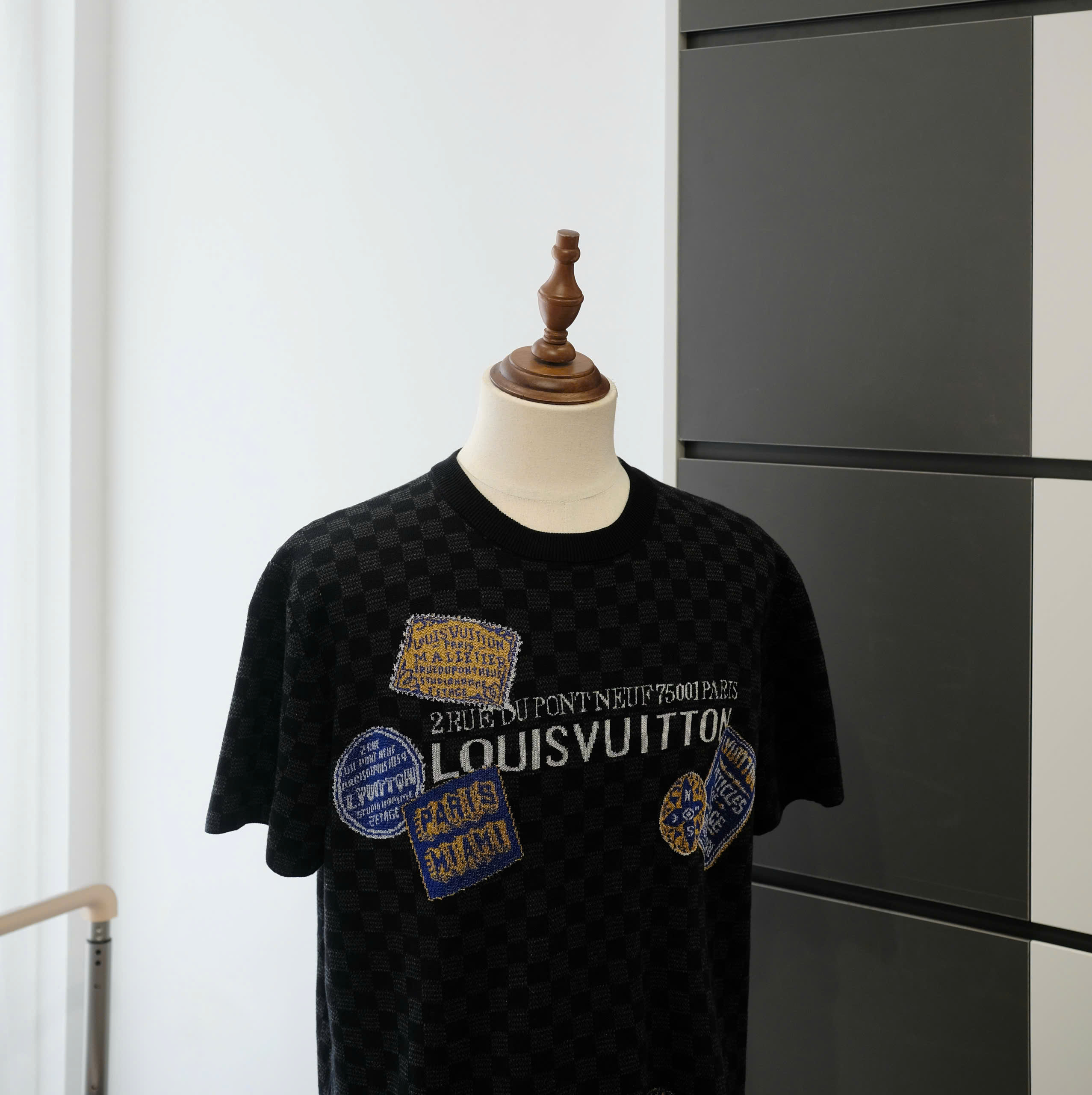 Áo phông T-shirt Louis Vuitton LV Đen caro họa tiết logo tem Like Auth DDT