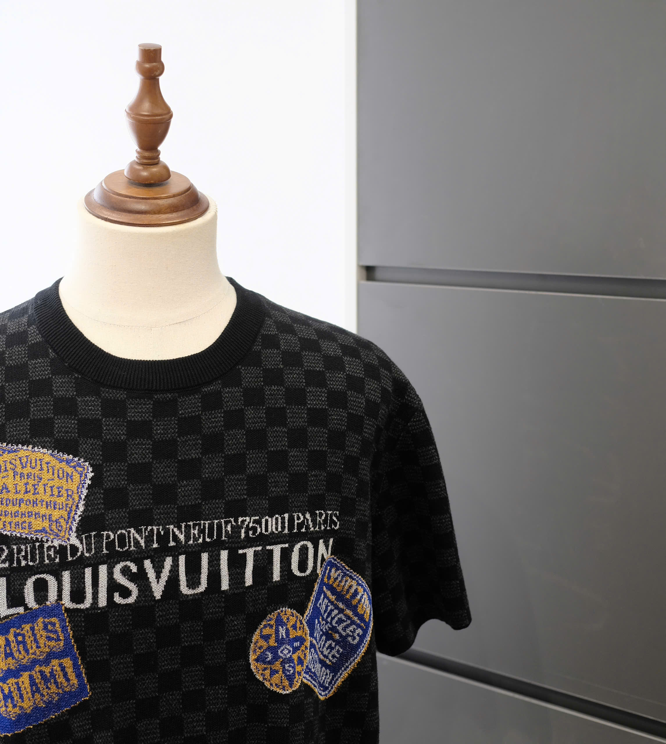 Áo phông T-shirt Louis Vuitton LV Đen caro họa tiết logo tem Like Auth DDT