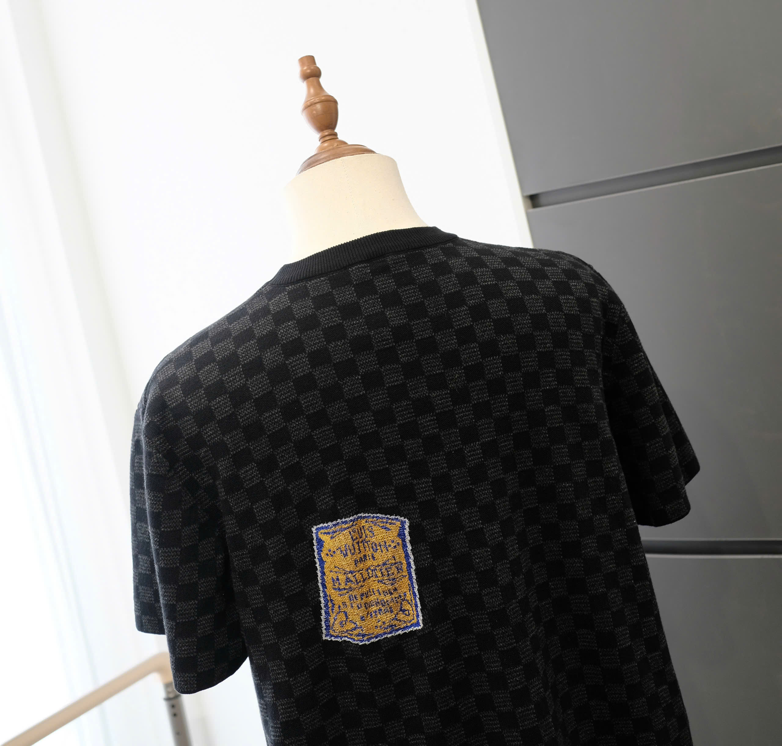 Áo phông T-shirt Louis Vuitton LV Đen caro họa tiết logo tem Like Auth DDT