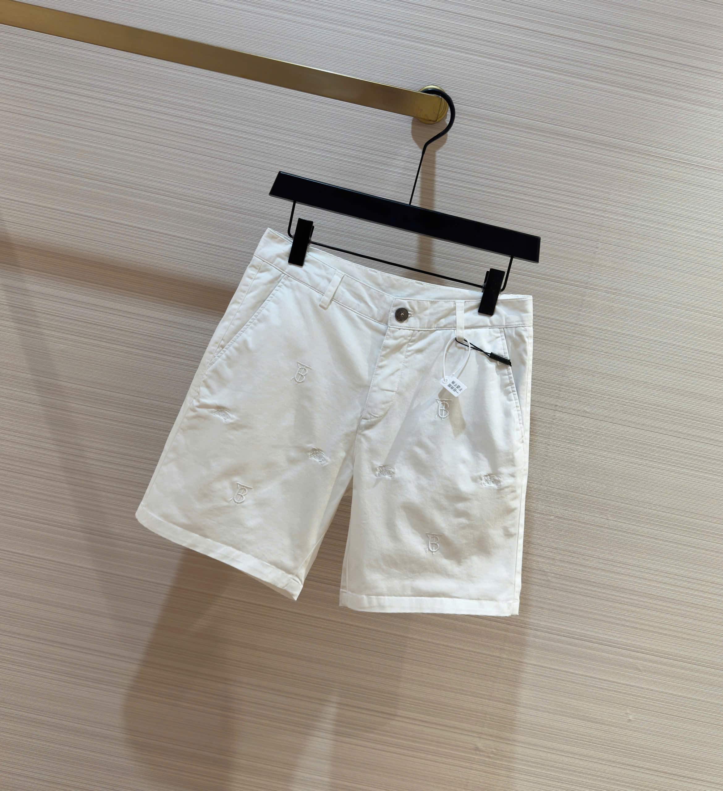 Quần short kaki Burberry BBR Trắng họa tiết logo TB ngựa thêu nổi Like Auth DDT