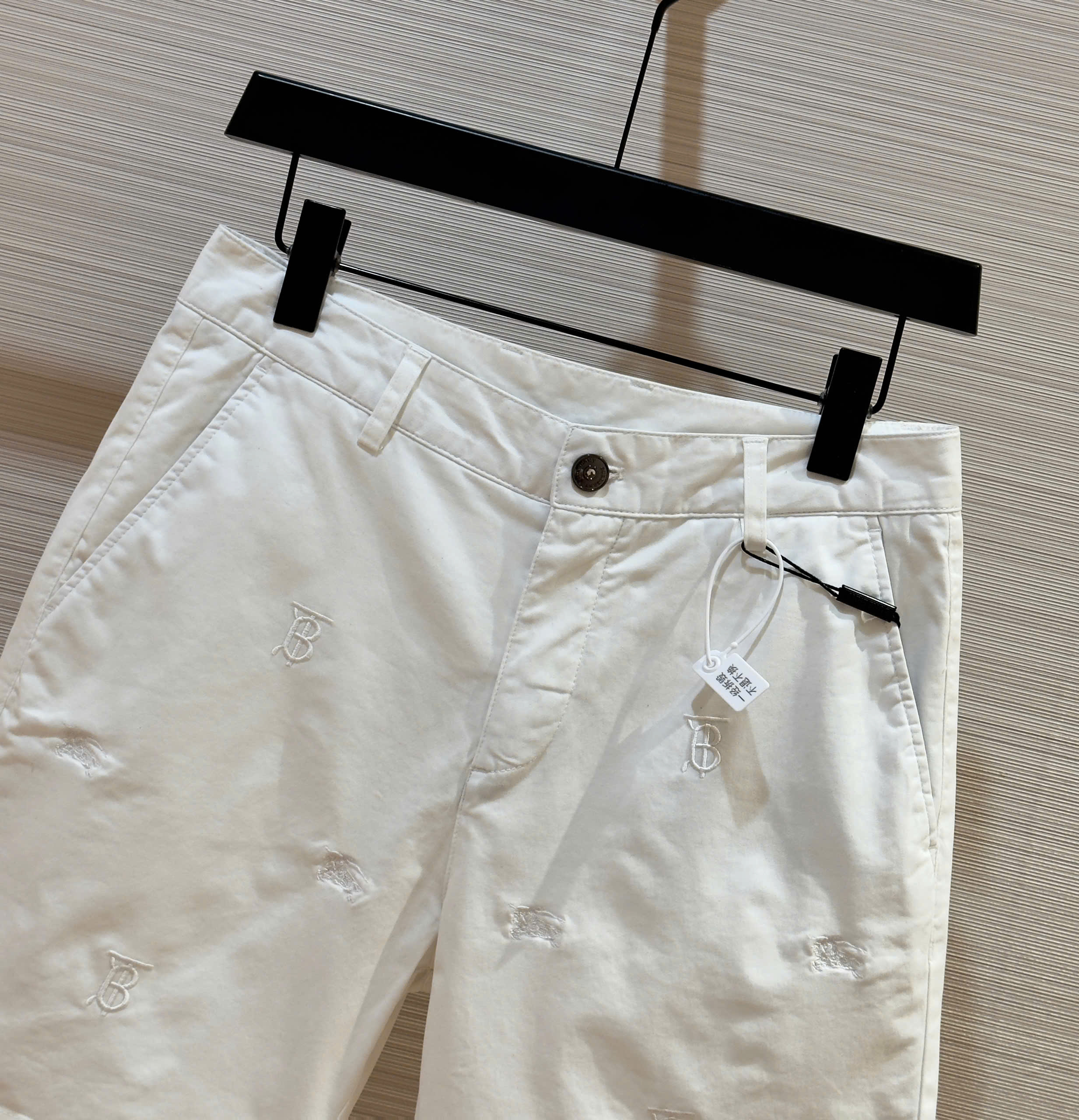 Quần short kaki Burberry BBR Trắng họa tiết logo TB ngựa thêu nổi Like Auth DDT