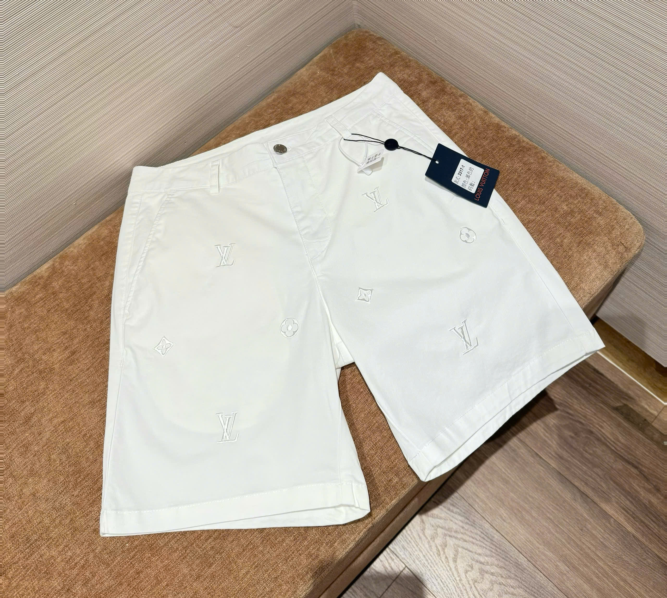 Quần short kaki Louis Vuitton LV Trắng họa tiết hoa vân logo thêu nổi Like Auth DDT