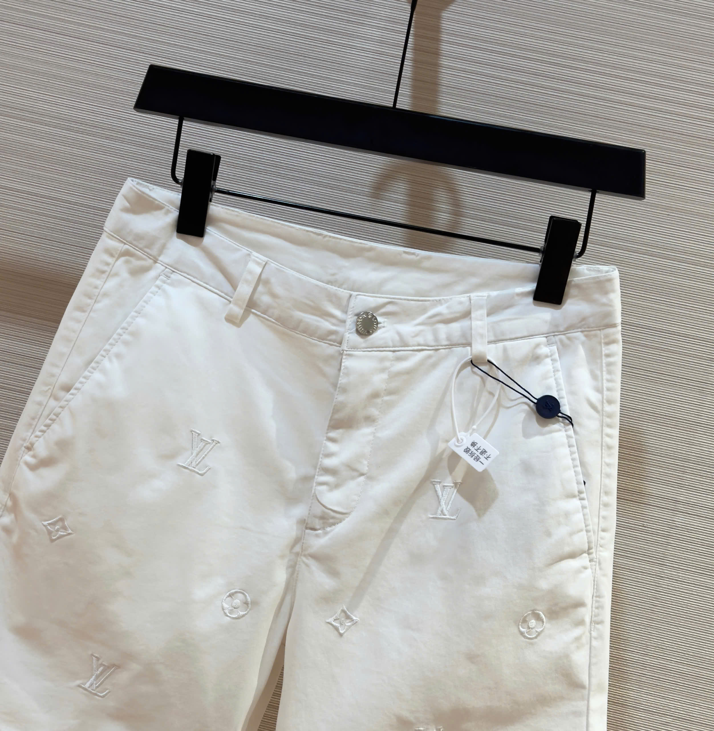 Quần short kaki Louis Vuitton LV Trắng họa tiết hoa vân logo thêu nổi Like Auth DDT