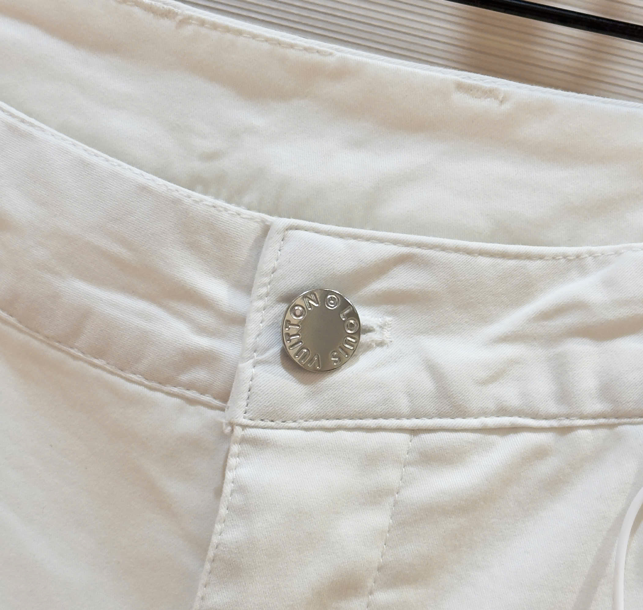 Quần short kaki Louis Vuitton LV Trắng họa tiết hoa vân logo thêu nổi Like Auth DDT