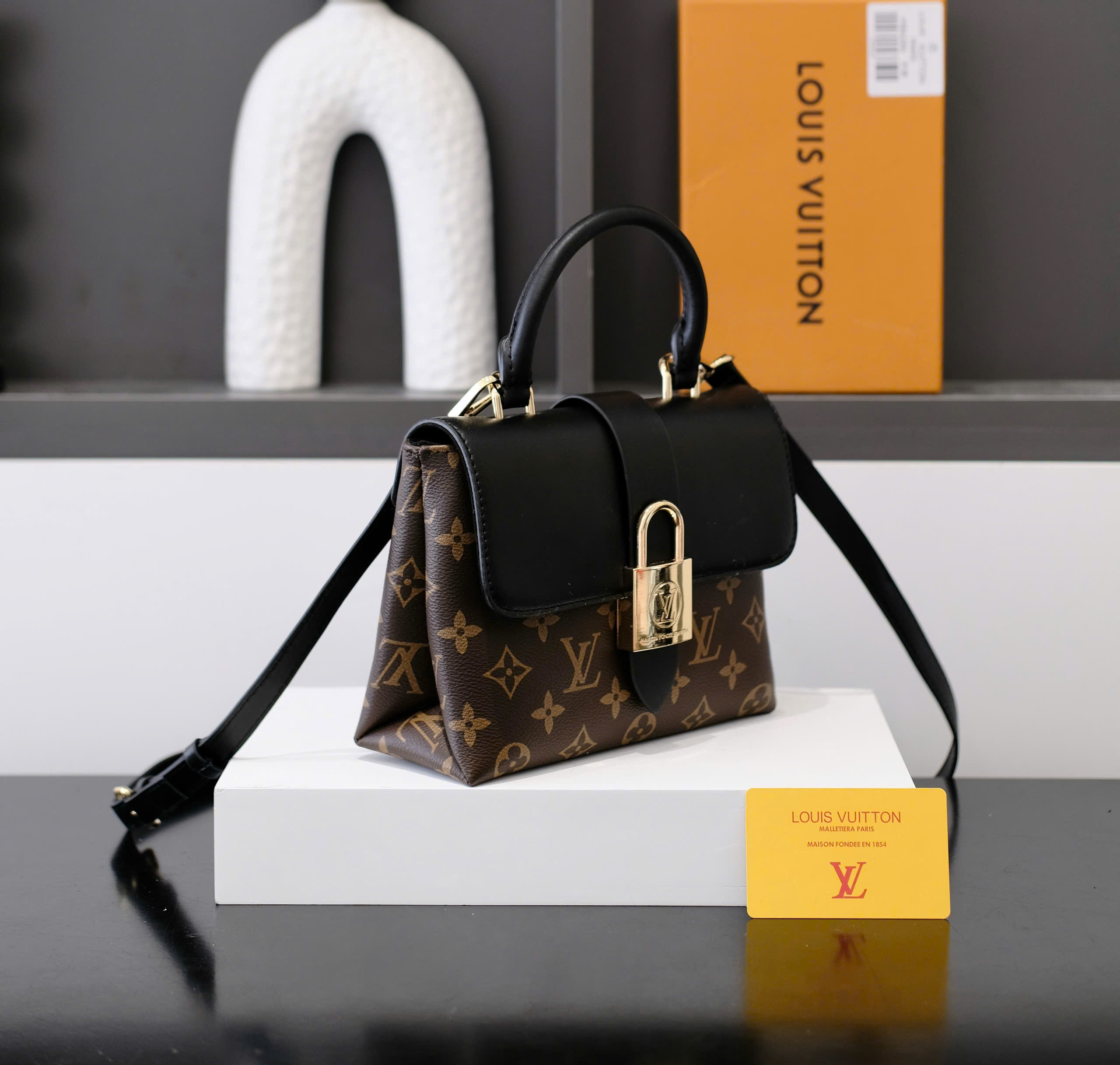 Túi đeo chéo, cầm tay nữ Louis Vuitton LV Nâu họa tiết hoa vân phối Đen nắp gập size 20x18x7cm Like Auth fullbox DD
