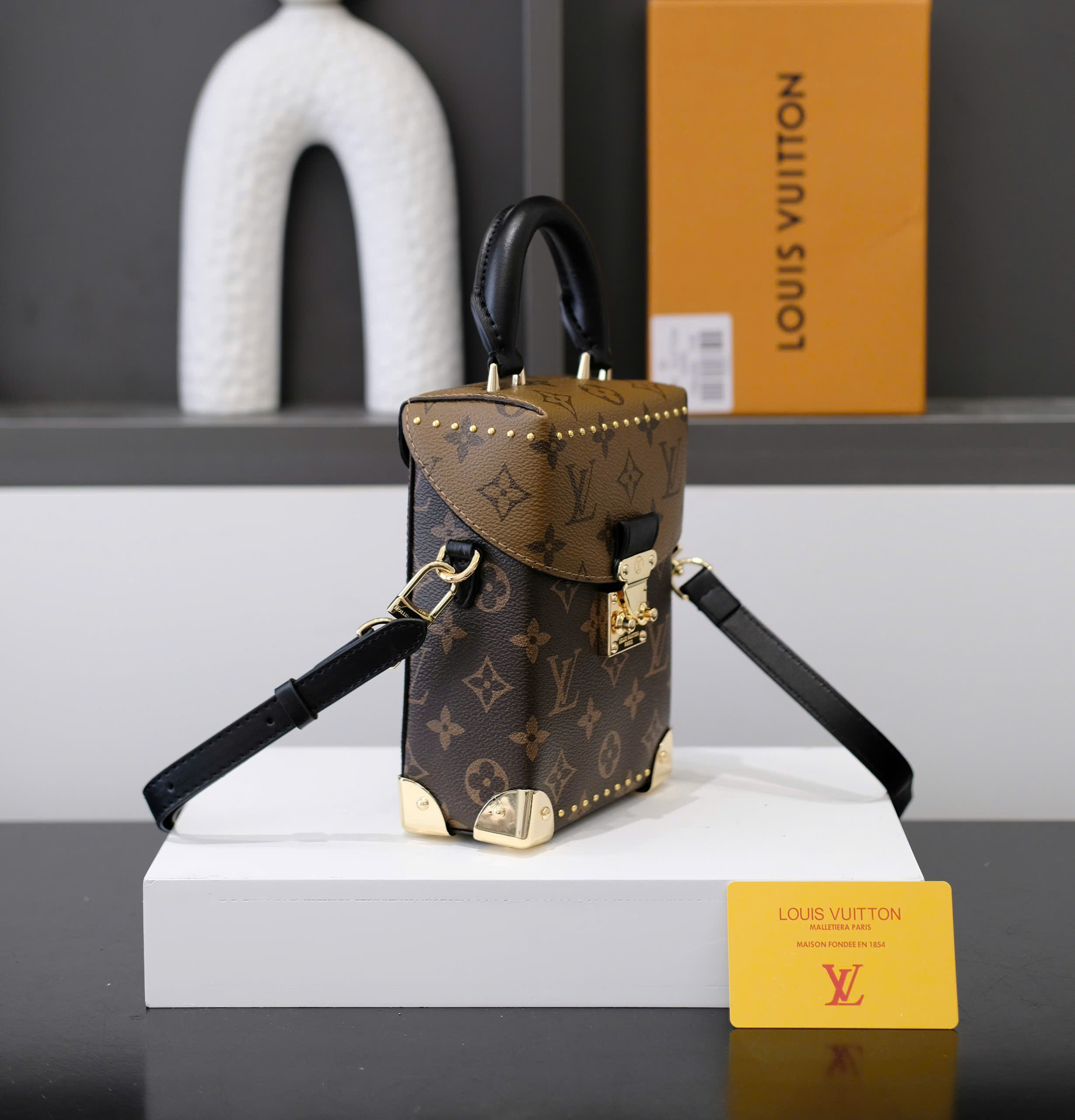 Túi đeo chéo, cầm tay nữ Louis Vuitton Nâu họa tiết hoa vân phối đinh tán viền size 18x12x6cm Like Auth fullbox DDT