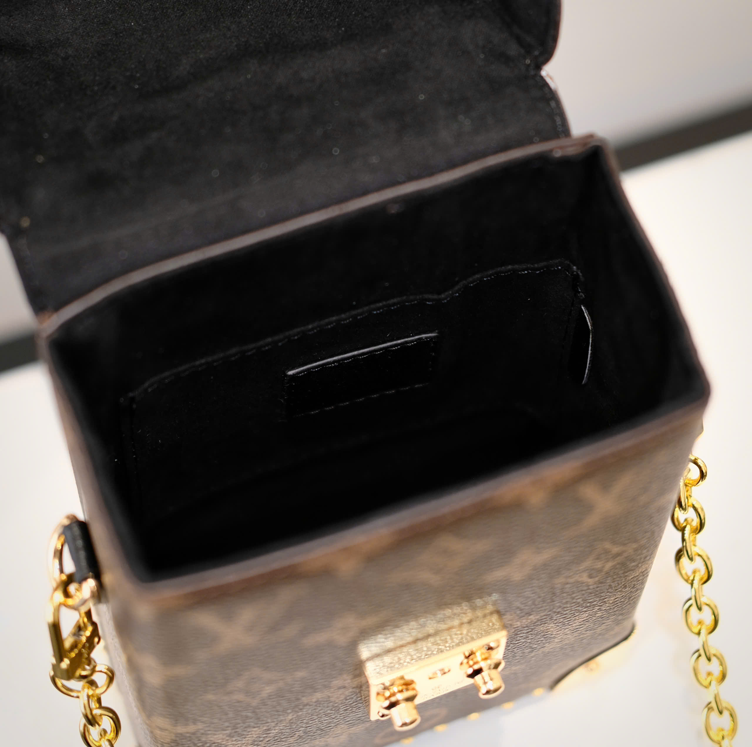 Túi đeo chéo, cầm tay nữ Louis Vuitton Nâu họa tiết hoa vân phối đinh tán viền size 18x12x6cm Like Auth fullbox DDT
