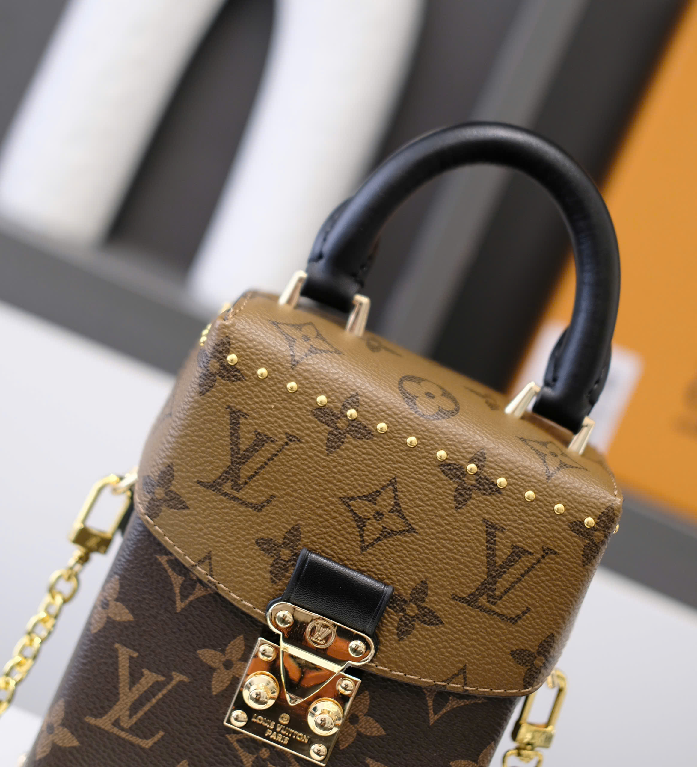 Túi đeo chéo, cầm tay nữ Louis Vuitton Nâu họa tiết hoa vân phối đinh tán viền size 18x12x6cm Like Auth fullbox DDT