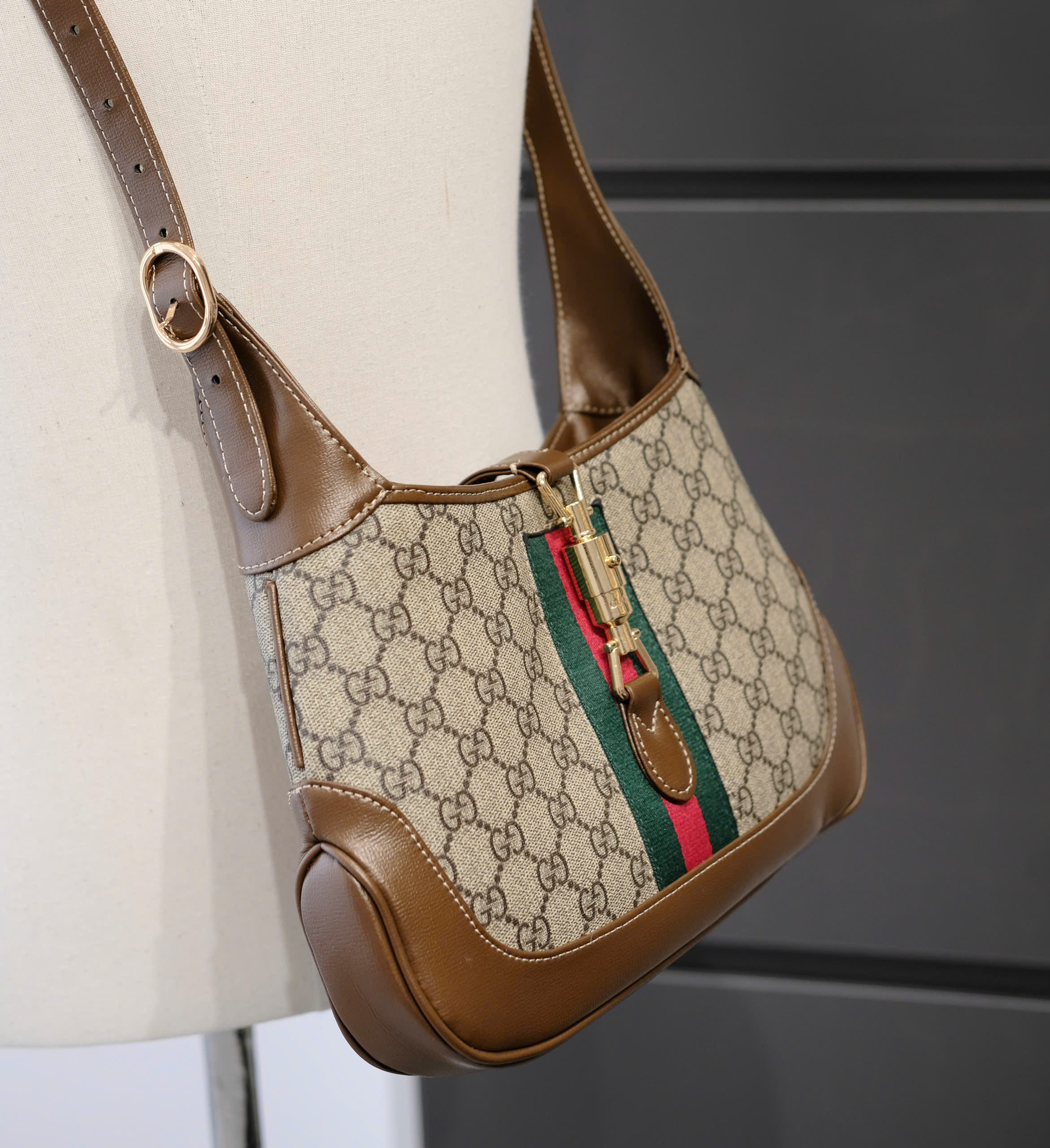 Túi nữ đeo chéo Gucci GC Nâu họa tiết monogram kẻ sọc xanh đỏ size 29x18x4cm Like Auth fullbox DDT