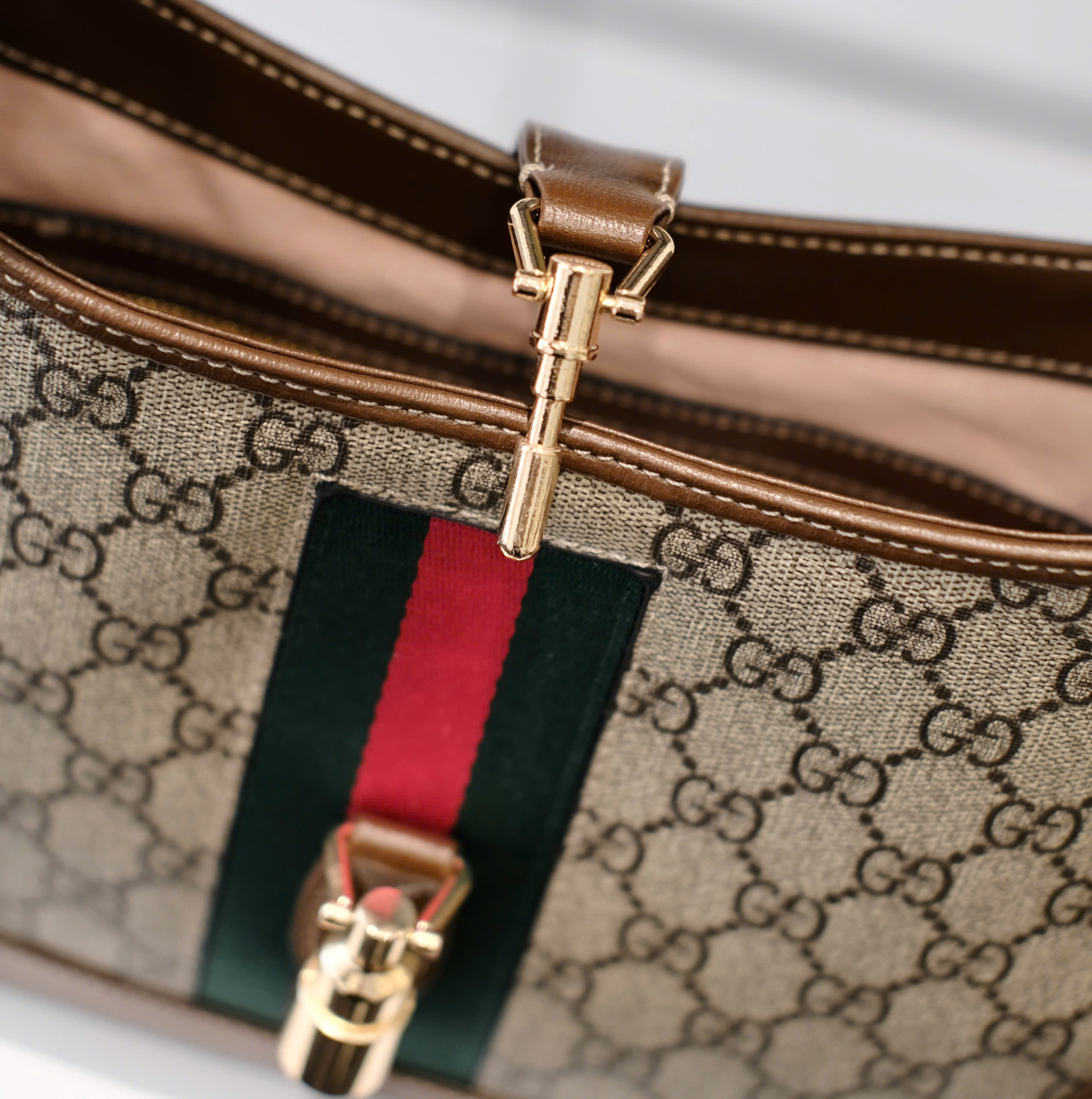 Túi nữ đeo chéo Gucci GC Nâu họa tiết monogram kẻ sọc xanh đỏ size 29x18x4cm Like Auth fullbox DDT