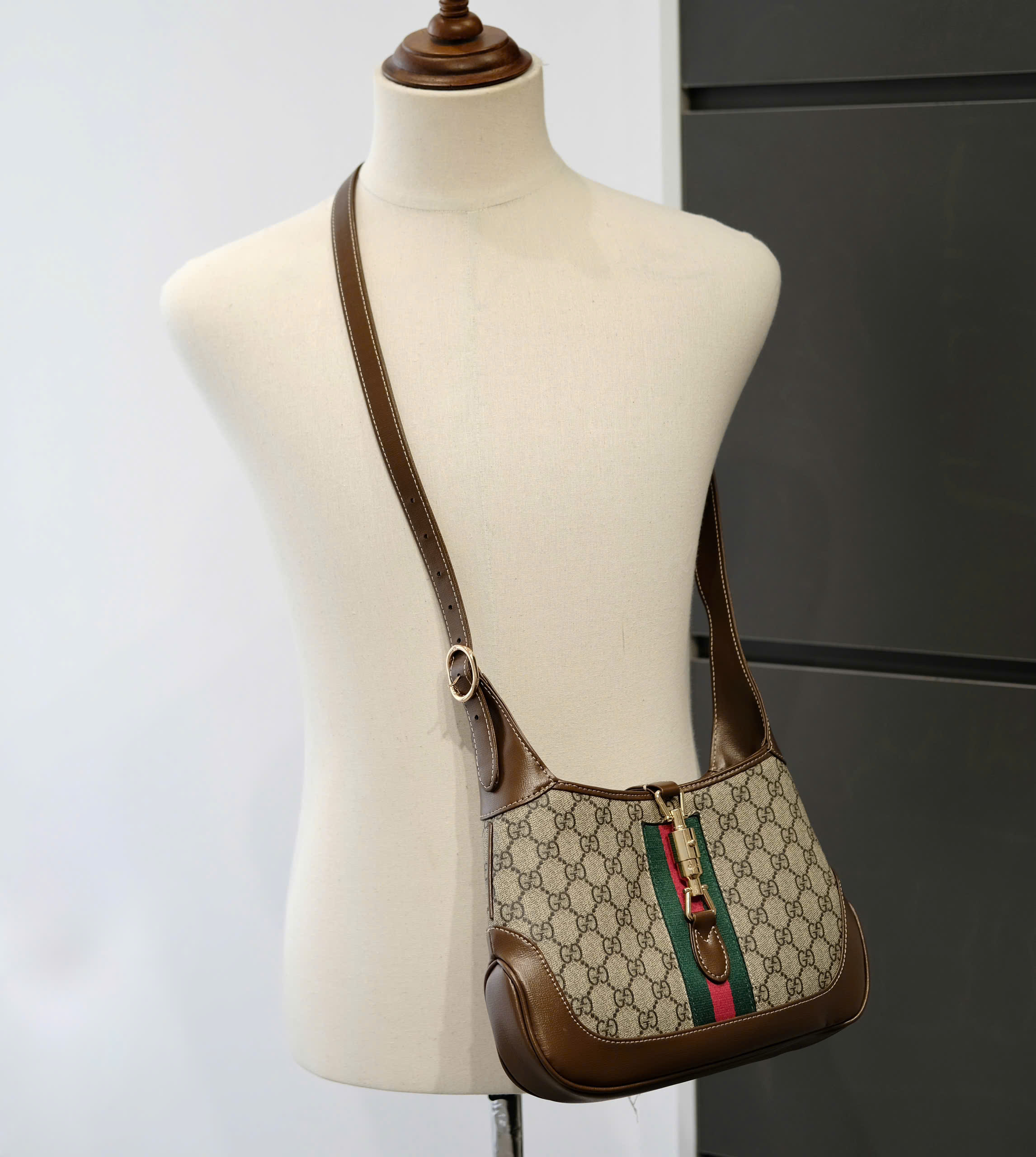Túi nữ đeo chéo Gucci GC Nâu họa tiết monogram kẻ sọc xanh đỏ size 29x18x4cm Like Auth fullbox DDT