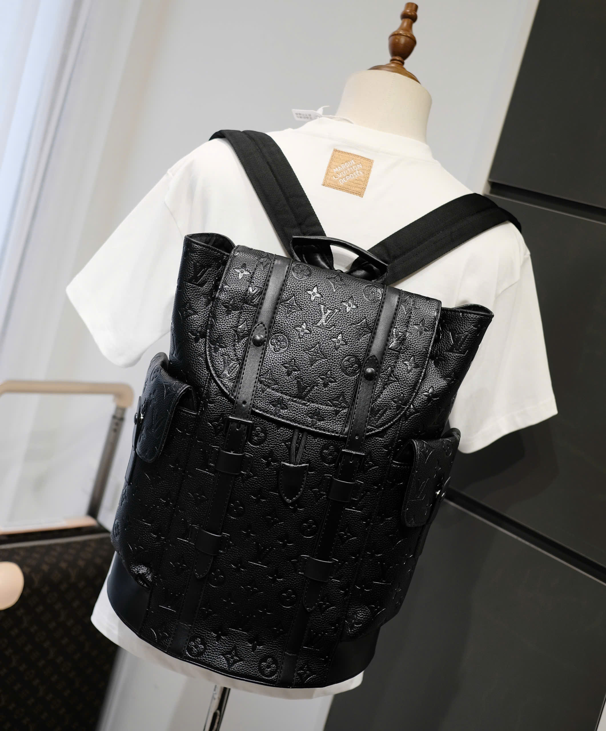 Balo thời trang Louis Vuitton LV Đen họa tiết hoa vân logo LV dập chìm nắp gập size 39x31x11cm Like Auth DDT