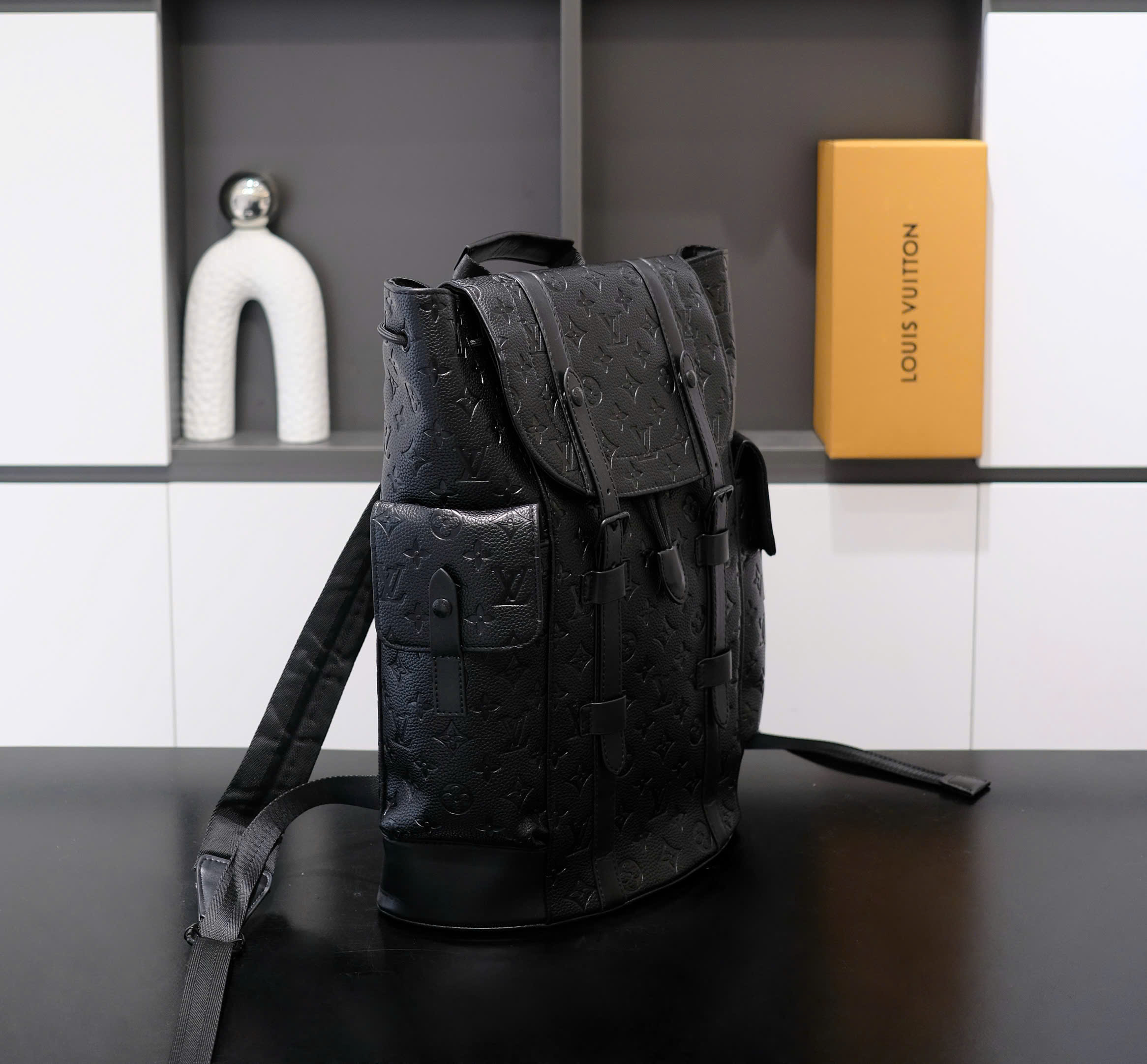 Balo thời trang Louis Vuitton LV Đen họa tiết hoa vân logo LV dập chìm nắp gập size 39x31x11cm Like Auth DDT