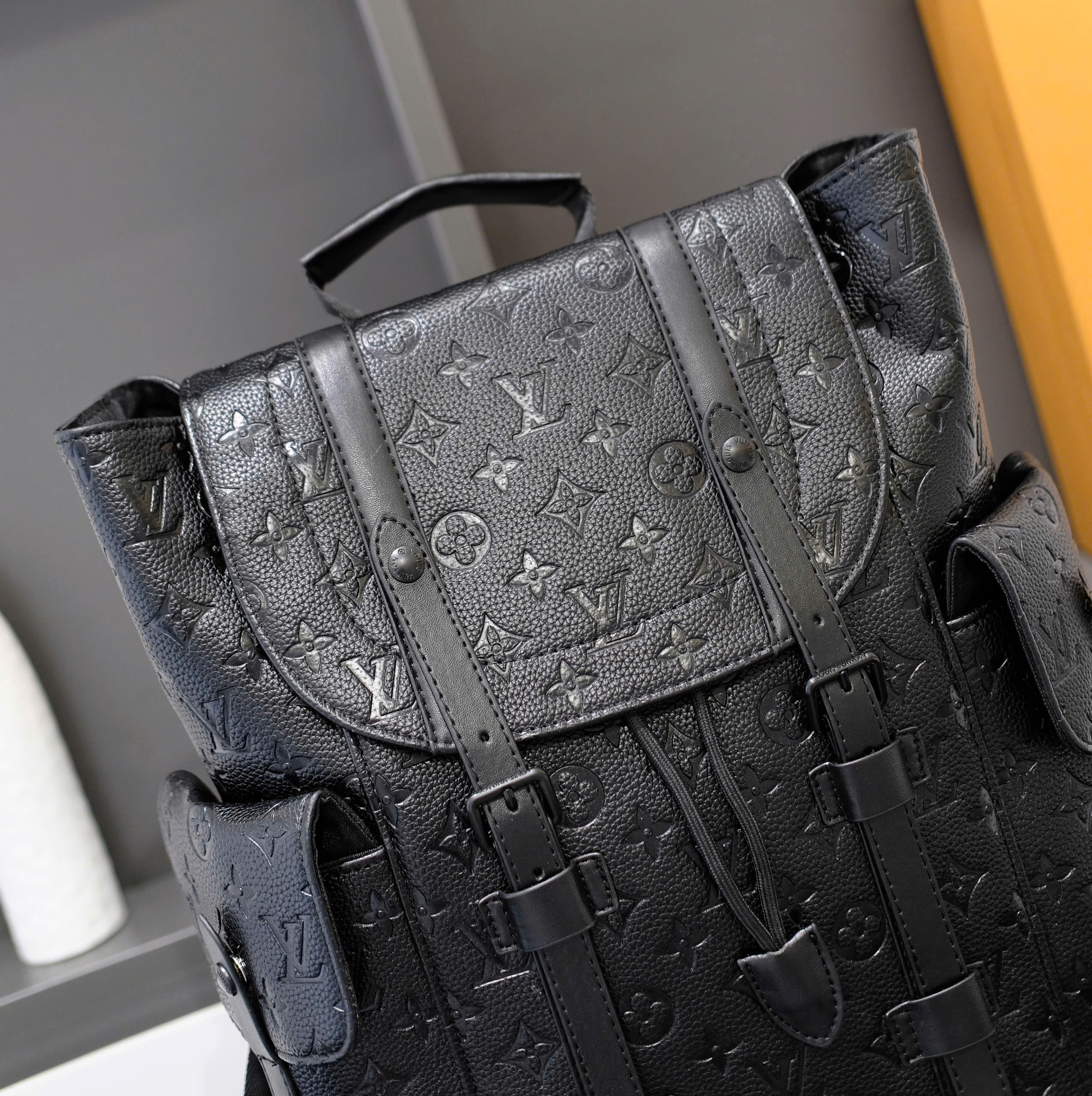 Balo thời trang Louis Vuitton LV Đen họa tiết hoa vân logo LV dập chìm nắp gập size 39x31x11cm Like Auth DDT