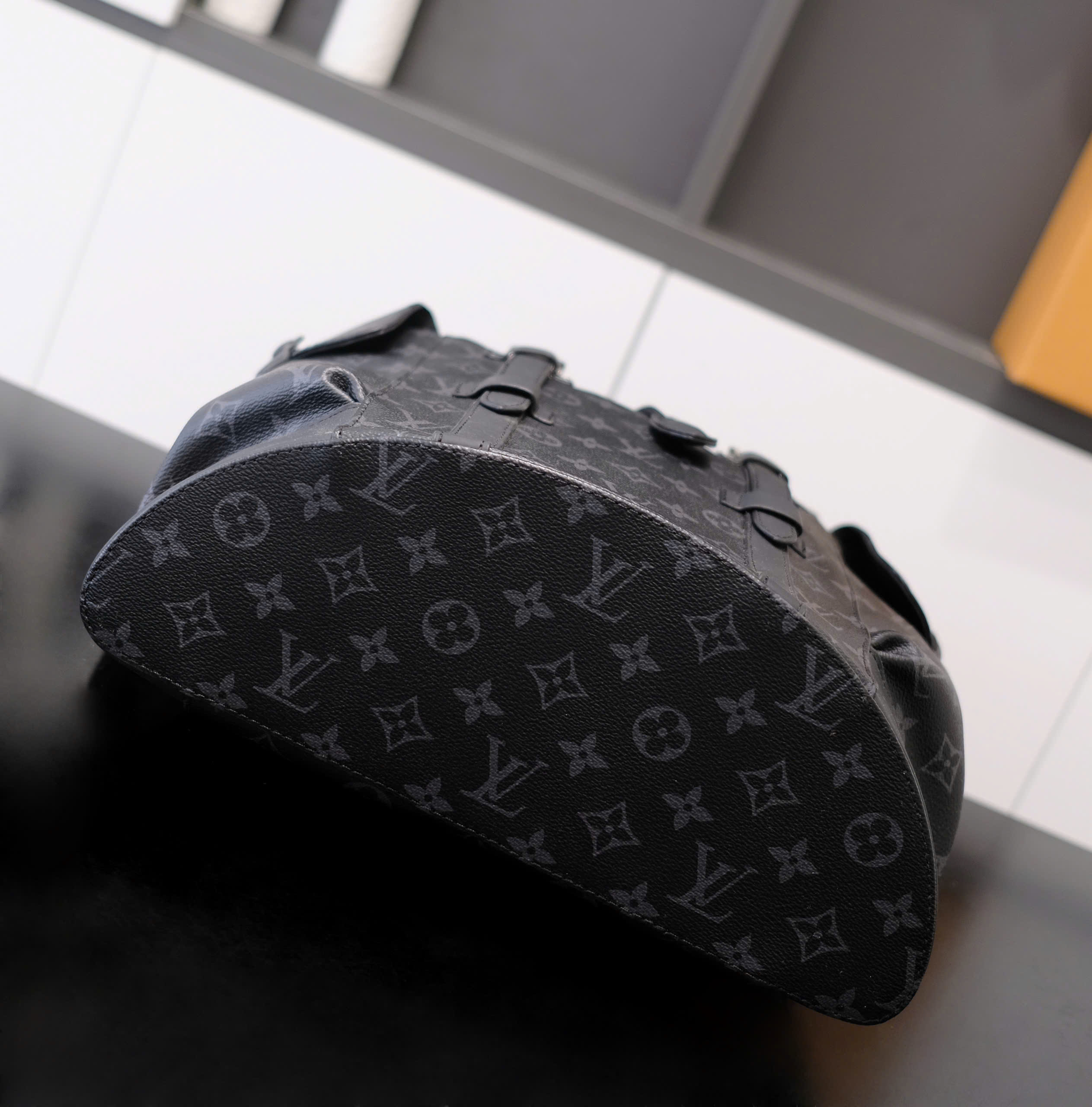 Balo thời trang Louis Vuitton LV Đen họa tiết hoa vân logo LV nắp gập size 39x31x11cm Like Auth DDT