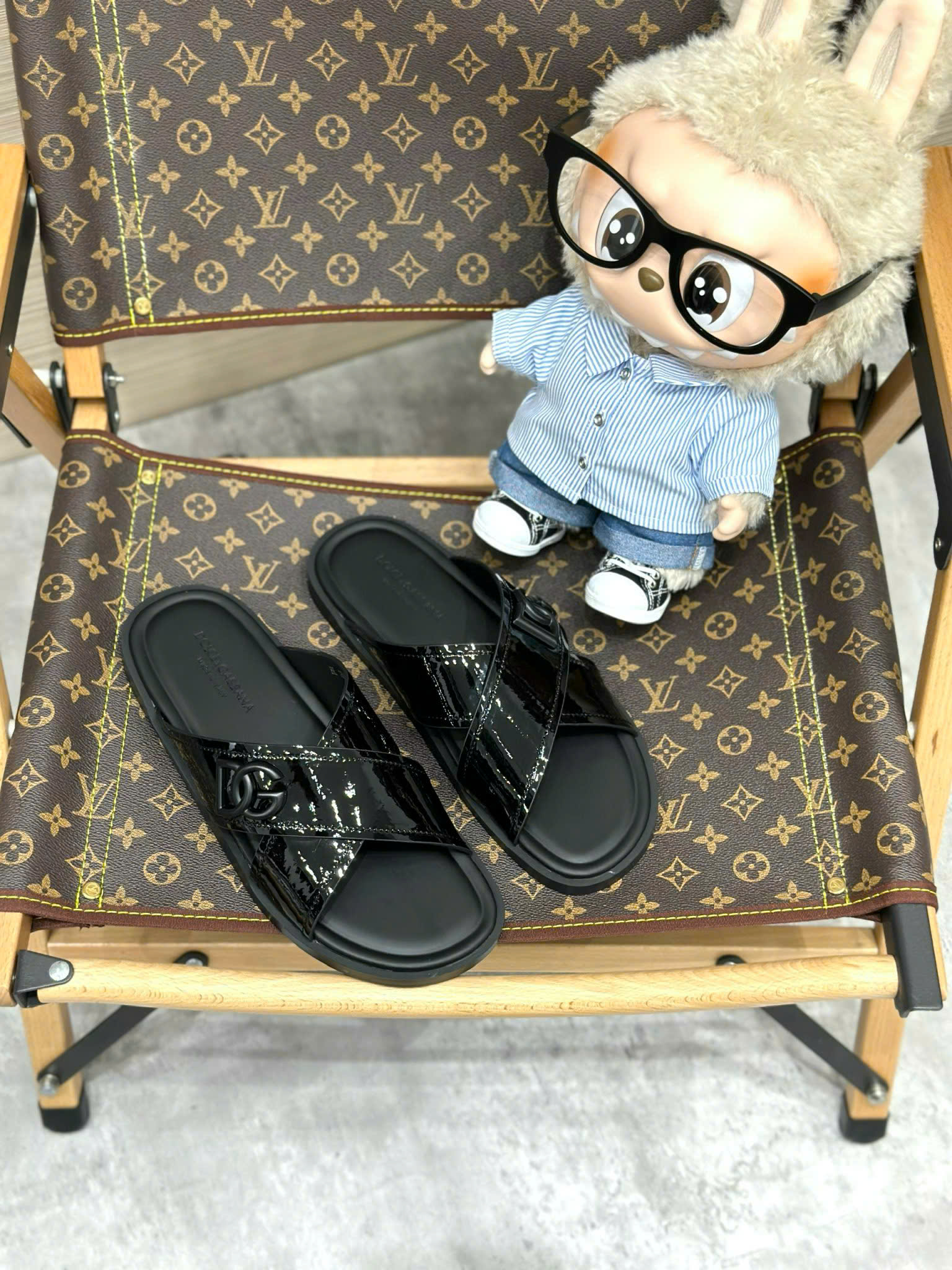 Dép lê quai chéo Dolce Gabbana DG Đen bóng logo DG Like Auth on web fullbox bill thẻ VTN