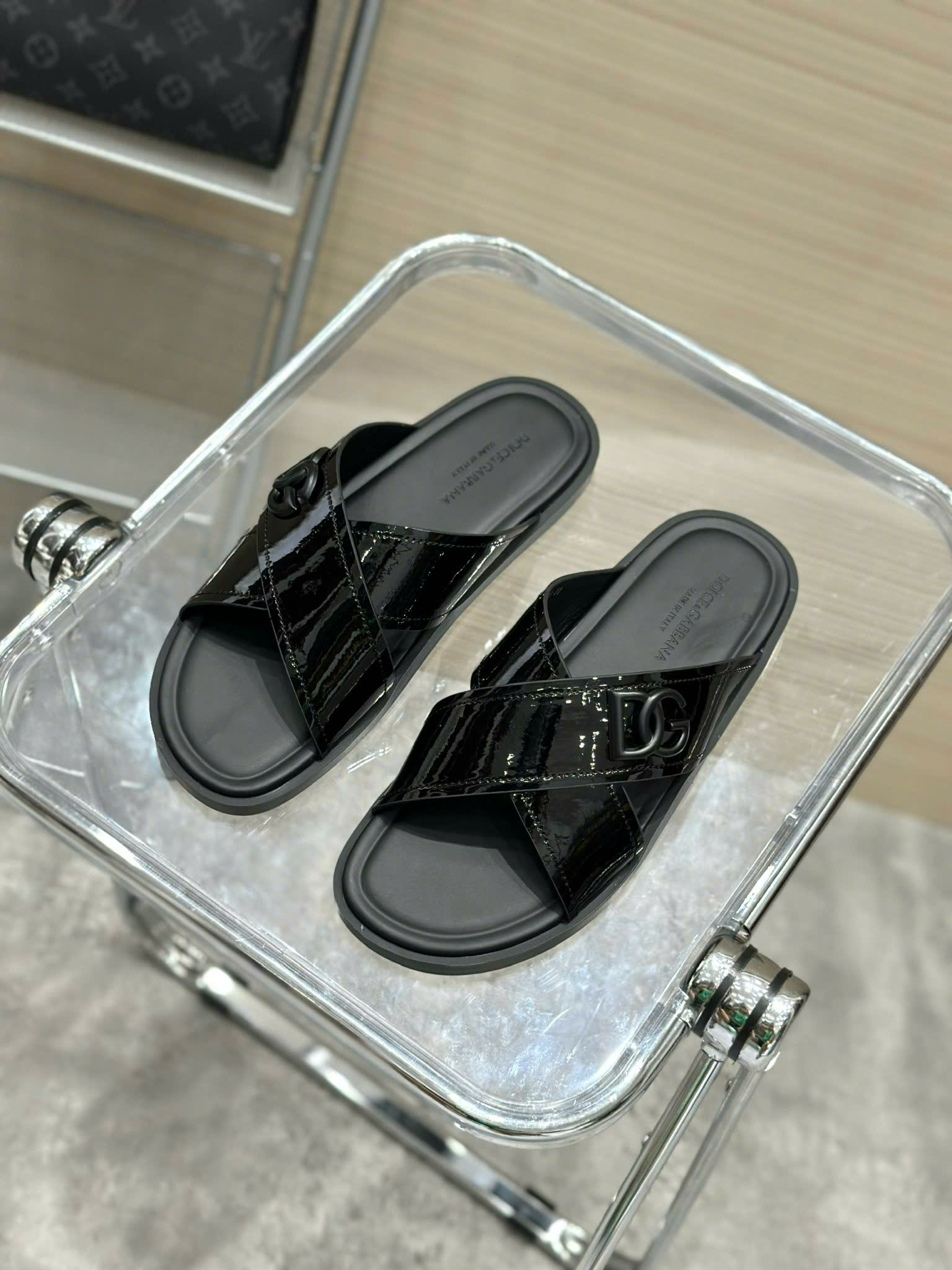 Dép lê quai chéo Dolce Gabbana DG Đen bóng logo DG Like Auth on web fullbox bill thẻ VTN