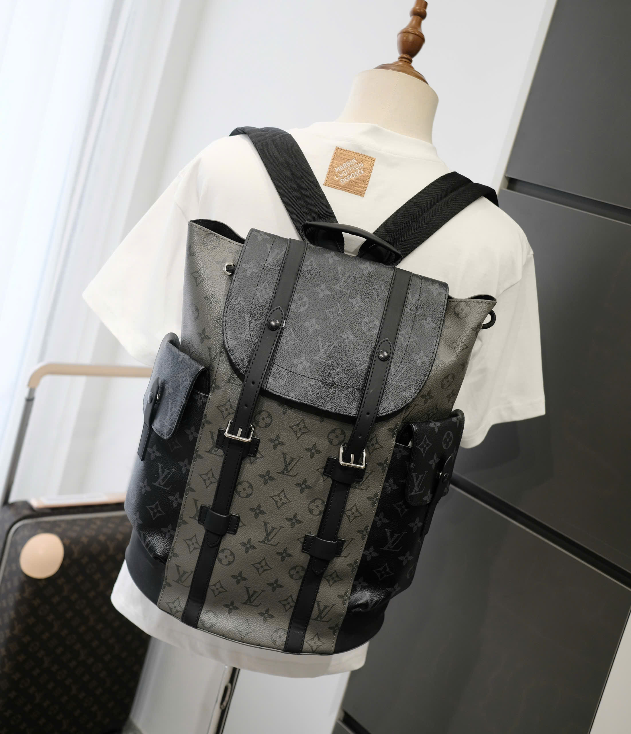 Balo thời trang Louis Vuitton LV Xám Đen họa tiết hoa vân logo LV nắp gập size 39x31x11cm Like Auth DDT