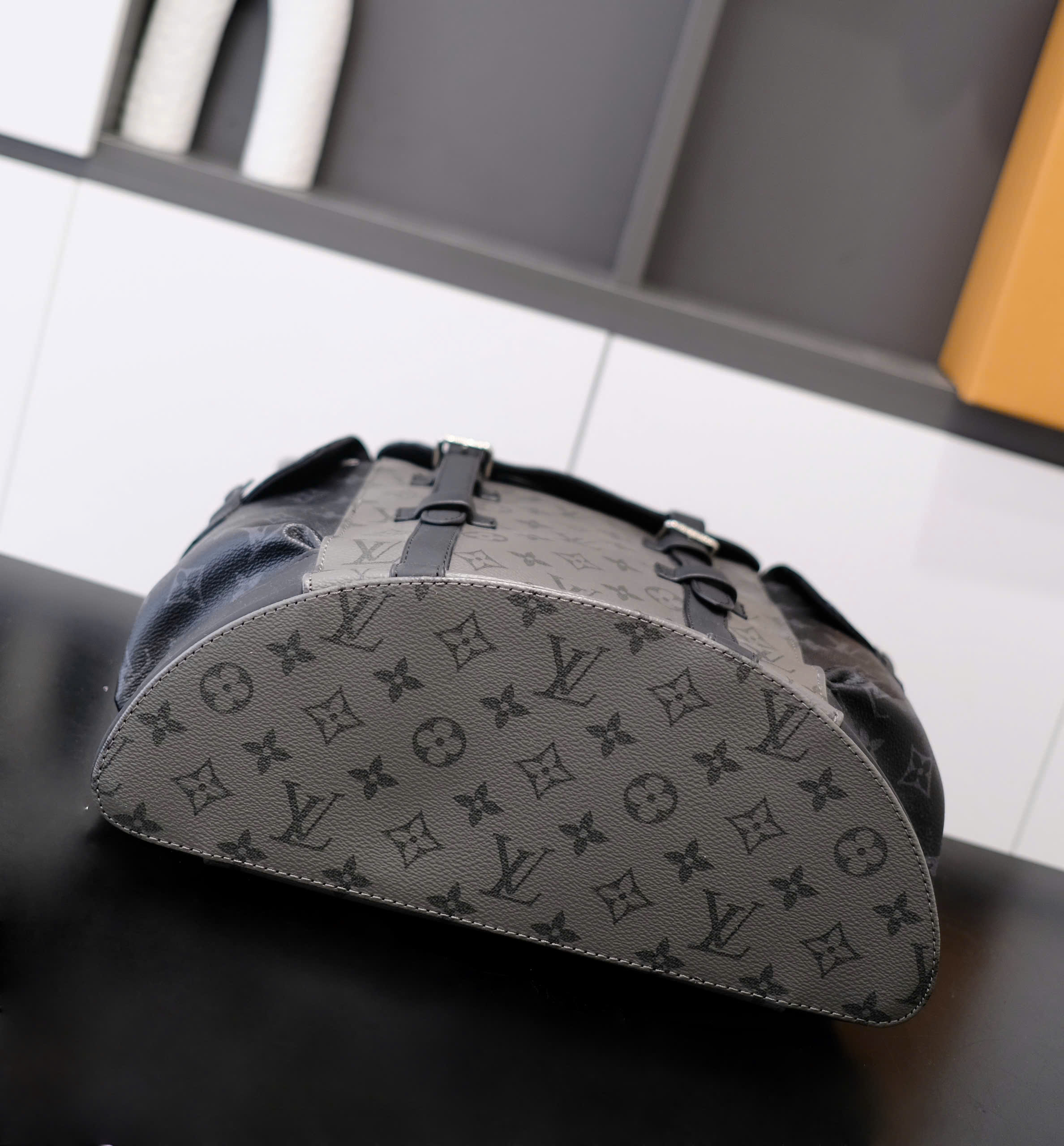 Balo thời trang Louis Vuitton LV Xám Đen họa tiết hoa vân logo LV nắp gập size 39x31x11cm Like Auth DDT