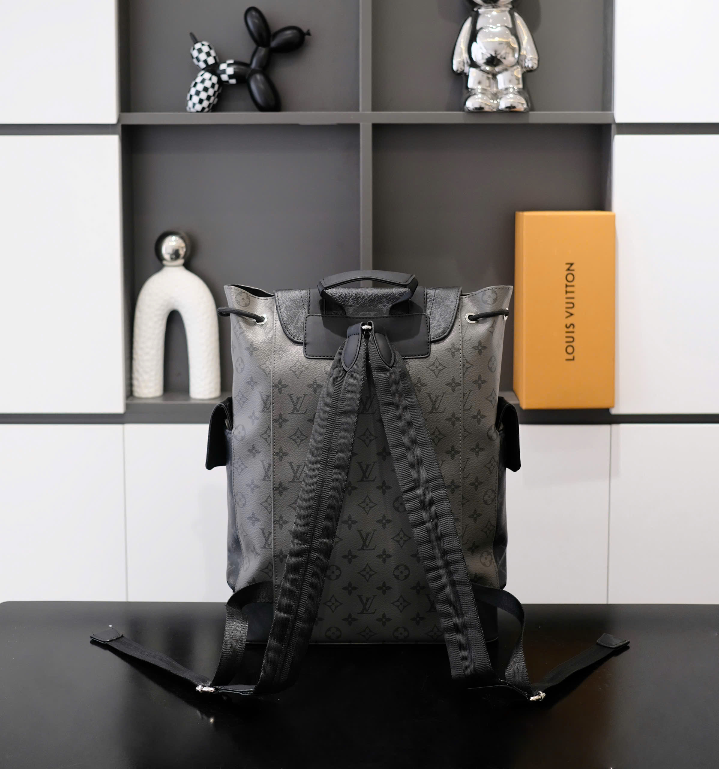 Balo thời trang Louis Vuitton LV Xám Đen họa tiết hoa vân logo LV nắp gập size 39x31x11cm Like Auth DDT