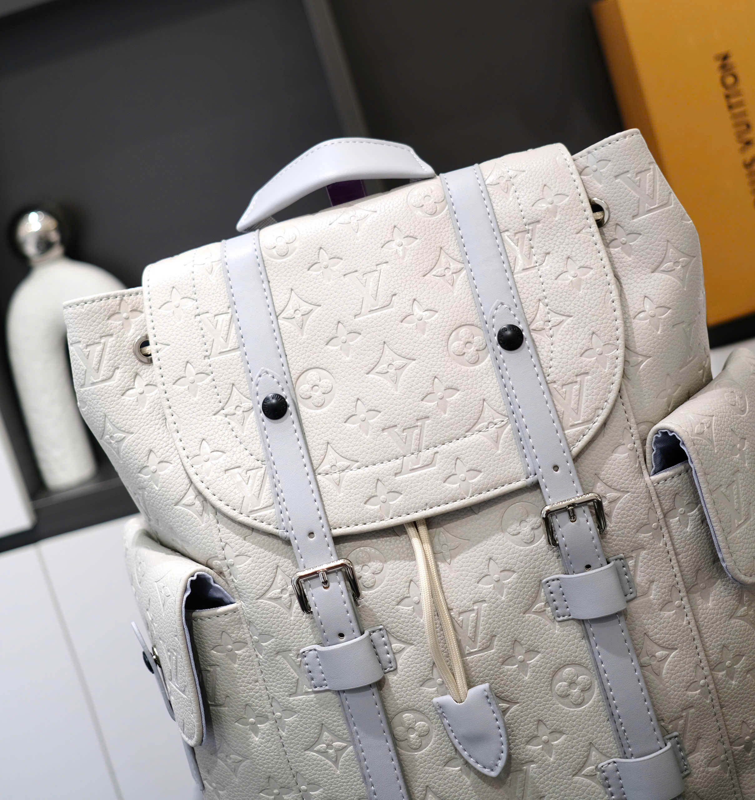 Balo thời trang Louis Vuitton LV Trắng họa tiết hoa vân logo LV dập chìm nắp gập size 39x31x11cm Like Auth DDT