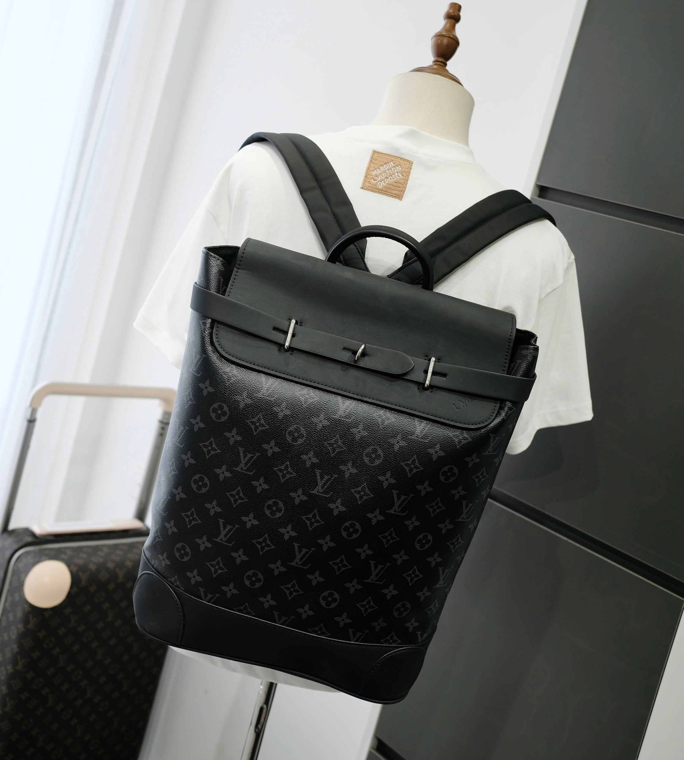 Balo thời trang Louis Vuitton LV Đen họa tiết hoa vân logo LV nắp gập khóa móc vặn size 42x35x20cm Like Auth DDT