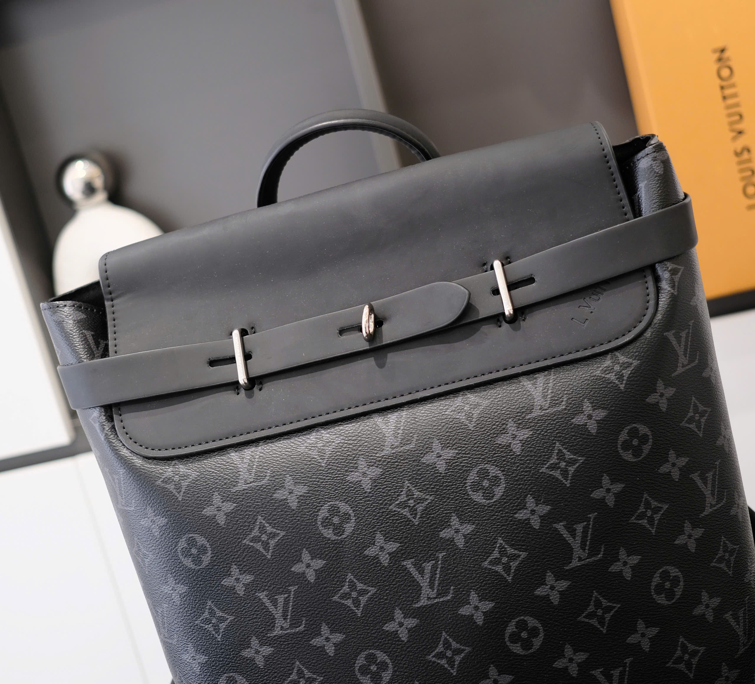 Balo thời trang Louis Vuitton LV Đen họa tiết hoa vân logo LV nắp gập khóa móc vặn size 42x35x20cm Like Auth DDT
