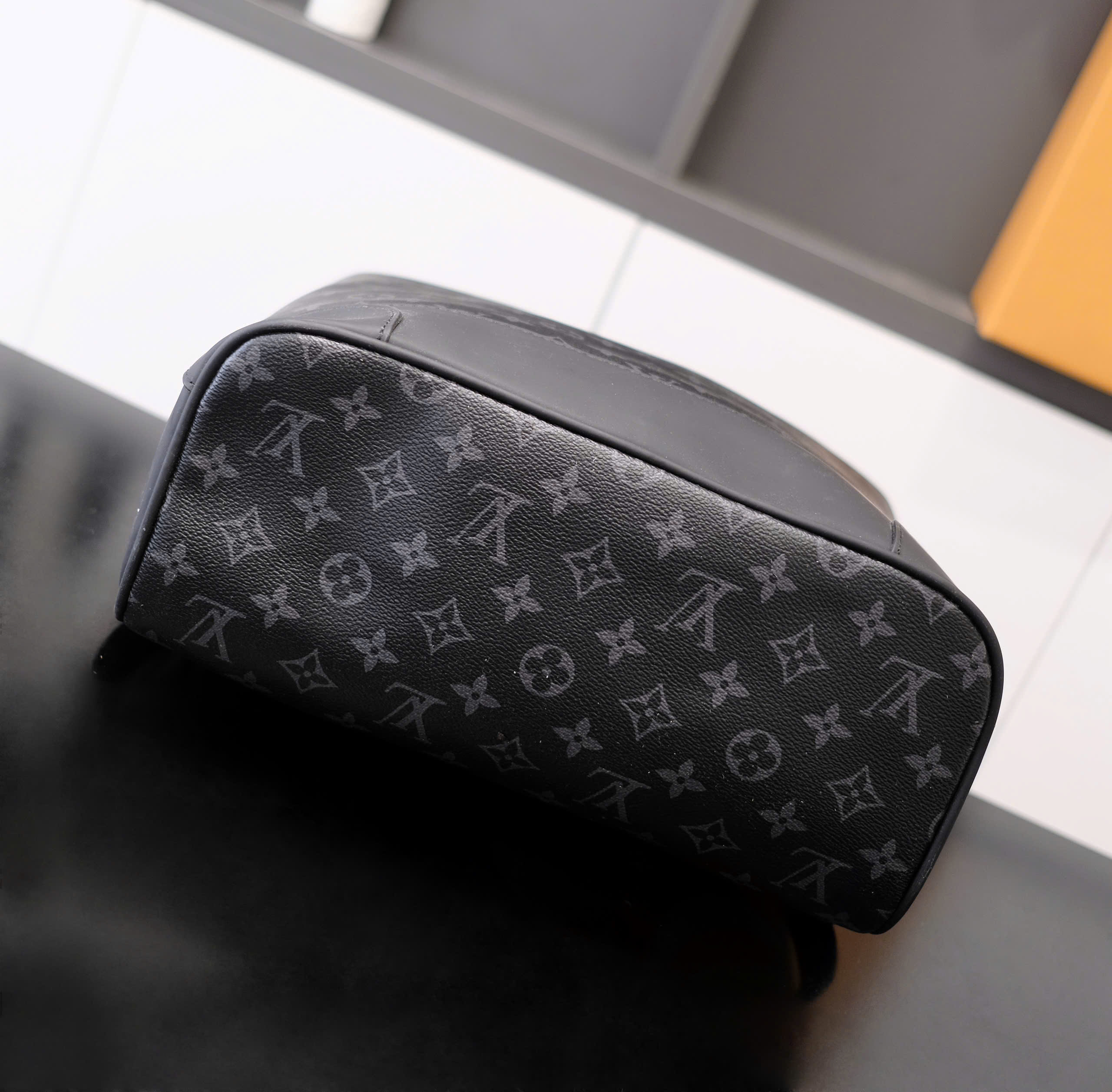 Balo thời trang Louis Vuitton LV Đen họa tiết hoa vân logo LV nắp gập khóa móc vặn size 42x35x20cm Like Auth DDT