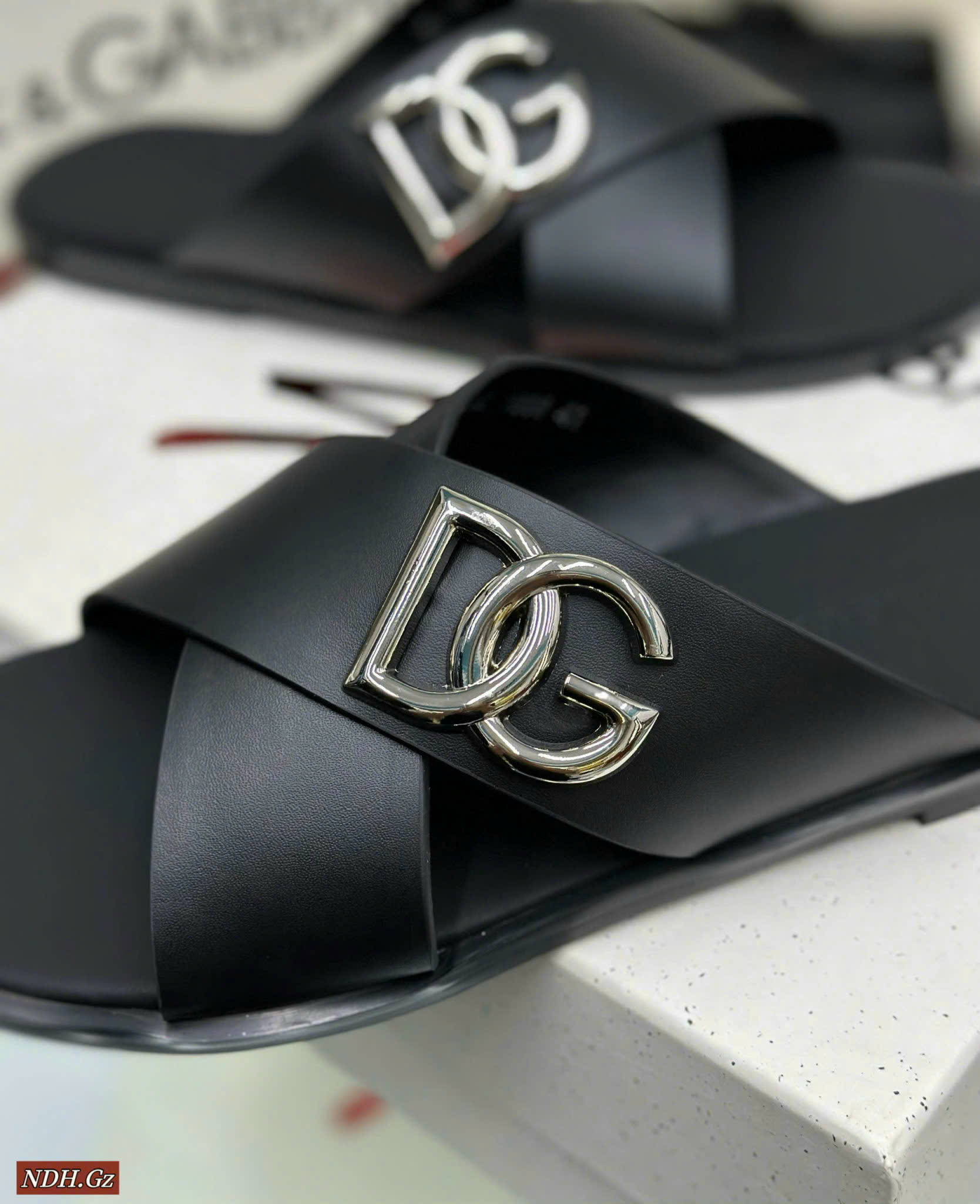 Dép lê quai chéo Dolce Gabbana DG Đen logo DG bạc Like Auth on web fullbox bill thẻ DDT