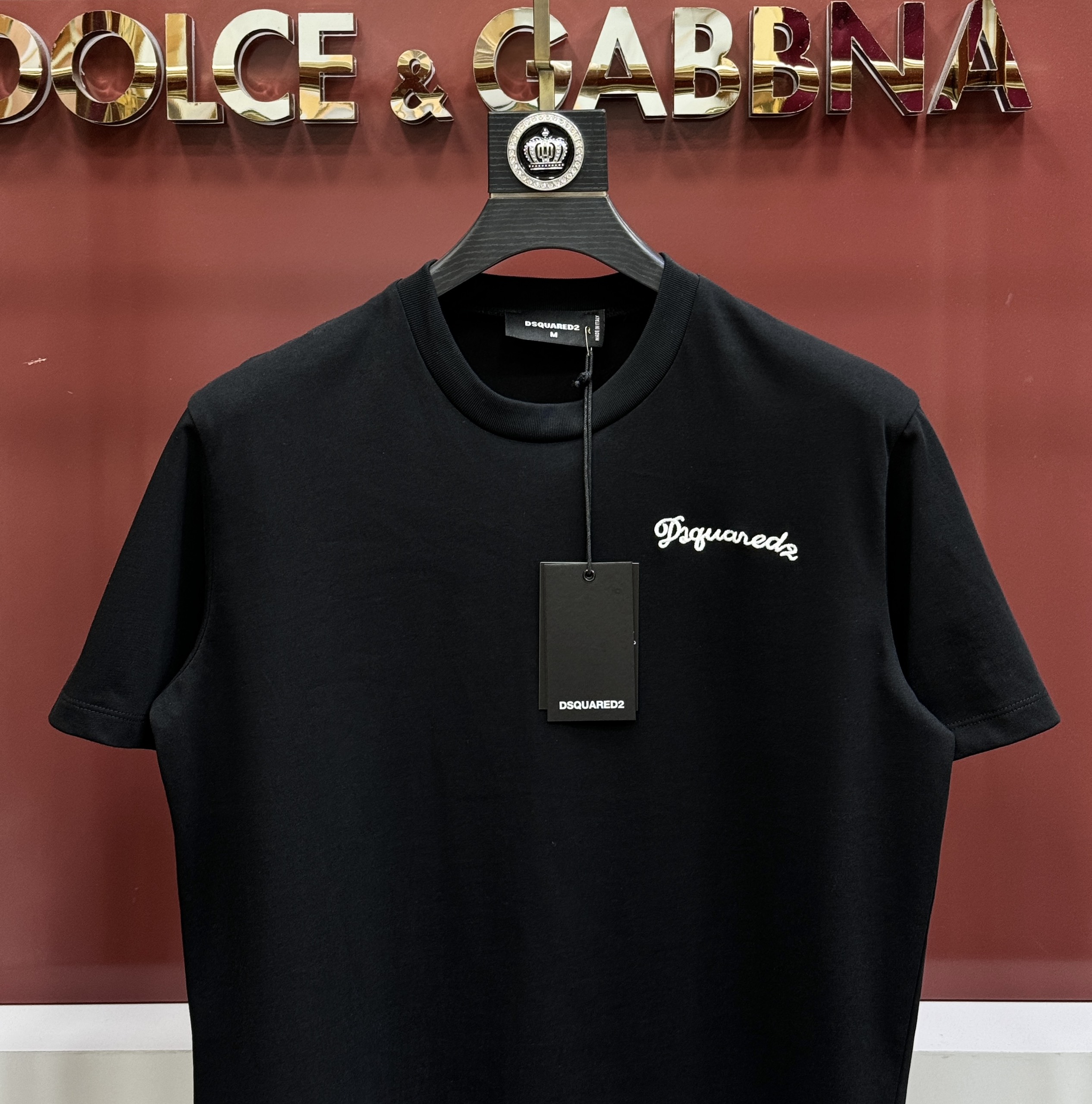 Áo phông T-shirt Dsquared2 DSQ2 Đen logo chữ Trắng thêu ngực Like Auth CD