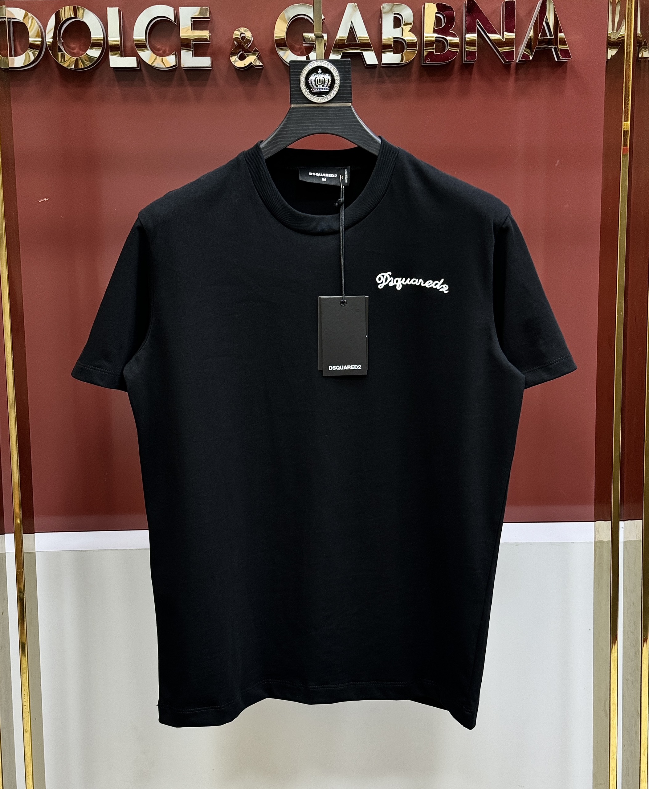 Áo phông T-shirt Dsquared2 DSQ2 Đen logo chữ Trắng thêu ngực Like Auth CD