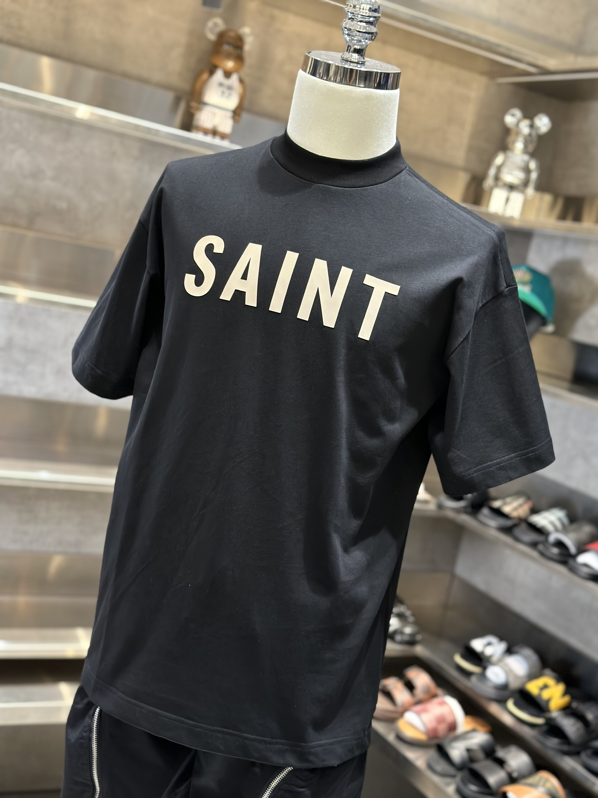 Áo phông T-shirt Saint Laurent YSL Đen logo chữ Be nổi ngực VTN