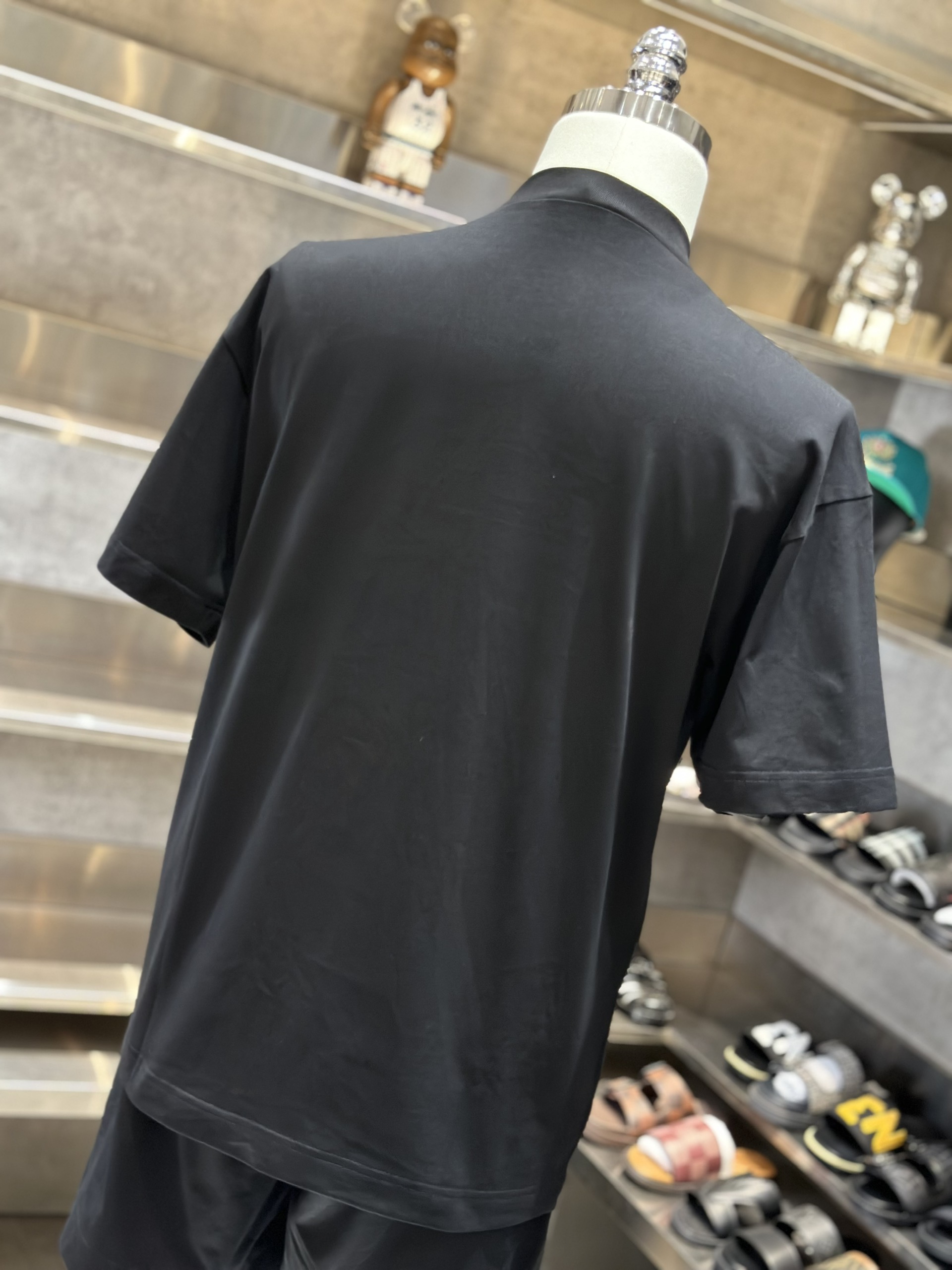 Áo phông T-shirt Saint Laurent YSL Đen logo chữ Be nổi ngực VTN