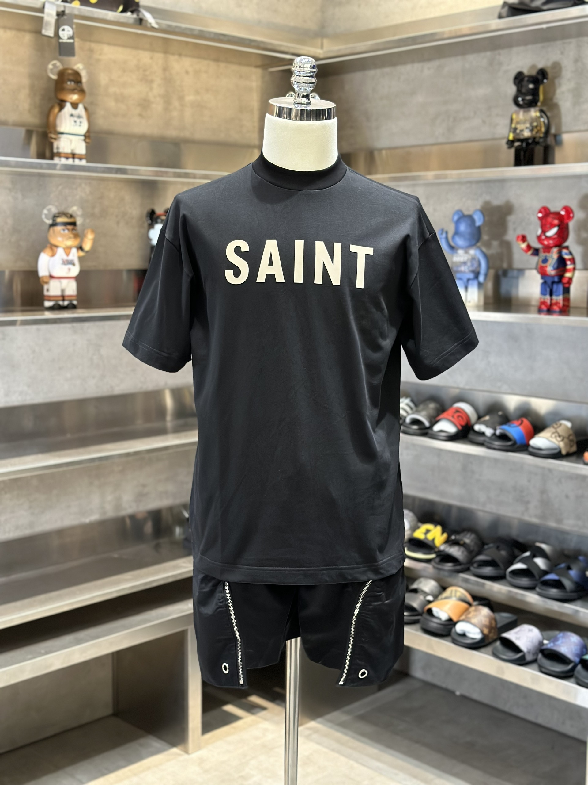 Áo phông T-shirt Saint Laurent YSL Đen logo chữ Be nổi ngực VTN